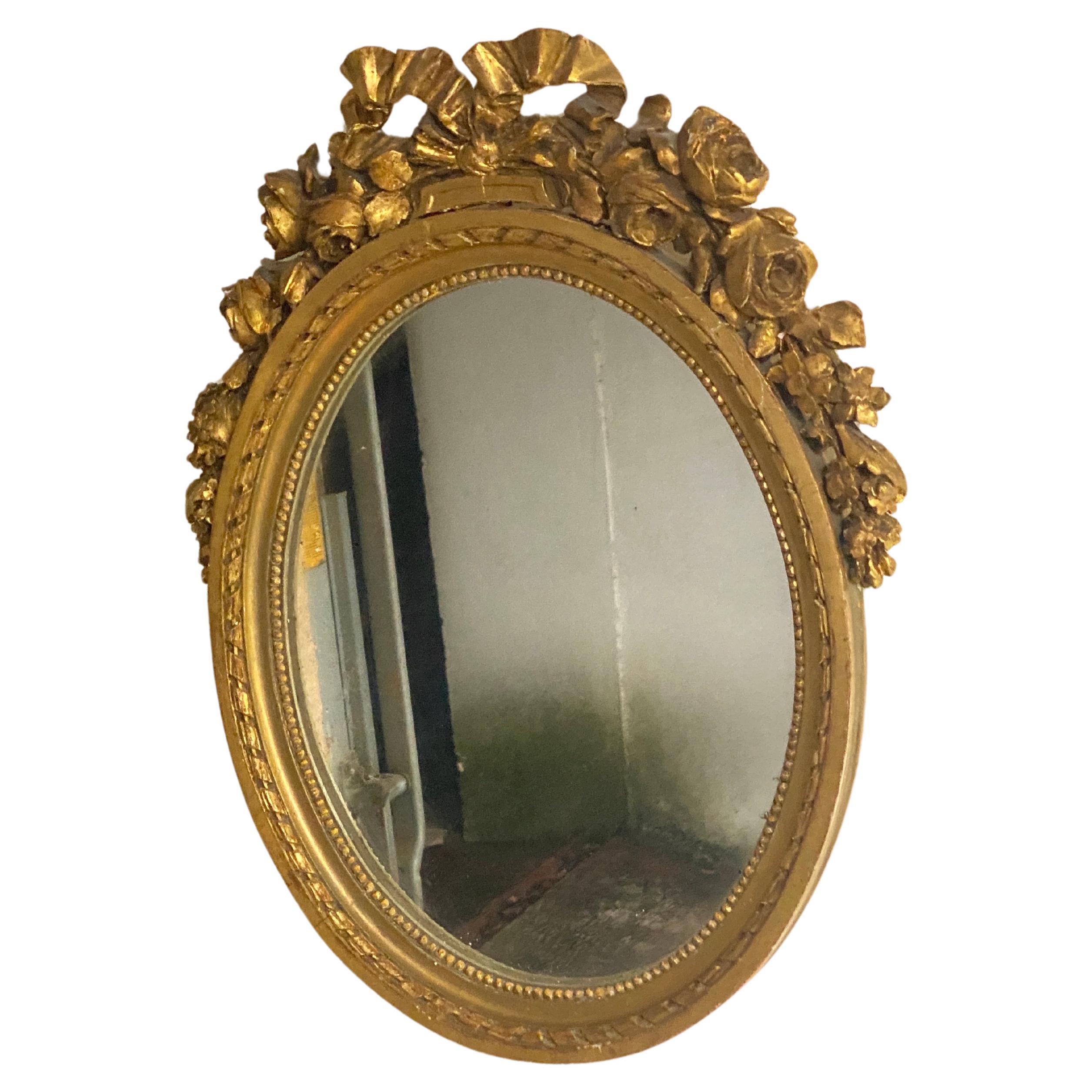 This is a wood gilt Table mirror, in a gold color, with an old Patina. It has been made in France during the 19th century.
Rond Shape