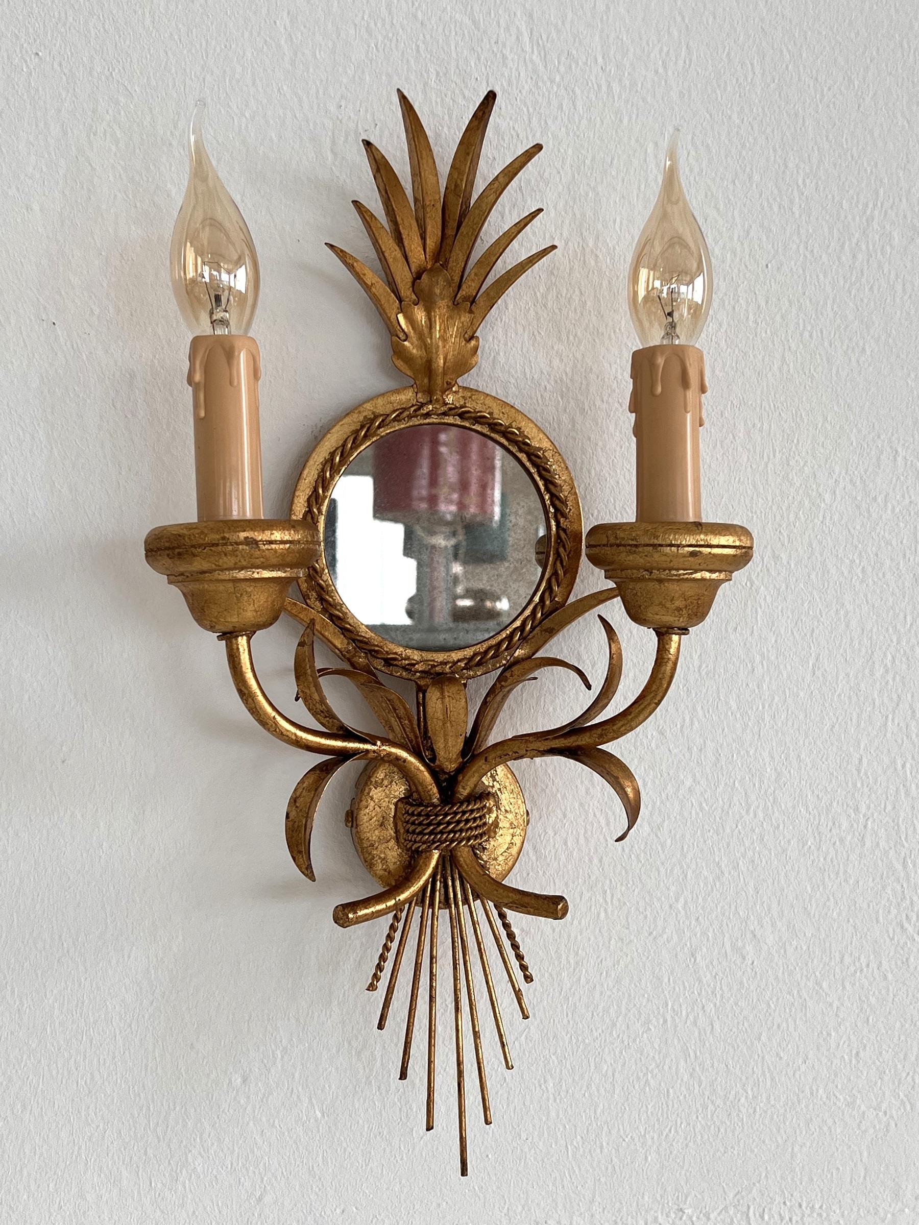 Splendida applique da parete composta da foglie di metallo dorato e da uno specchio rotondo in stile antico.
Realizzato da Hans Kögl negli anni '70.
I vetri dello specchio sono stati realizzati intenzionalmente in 