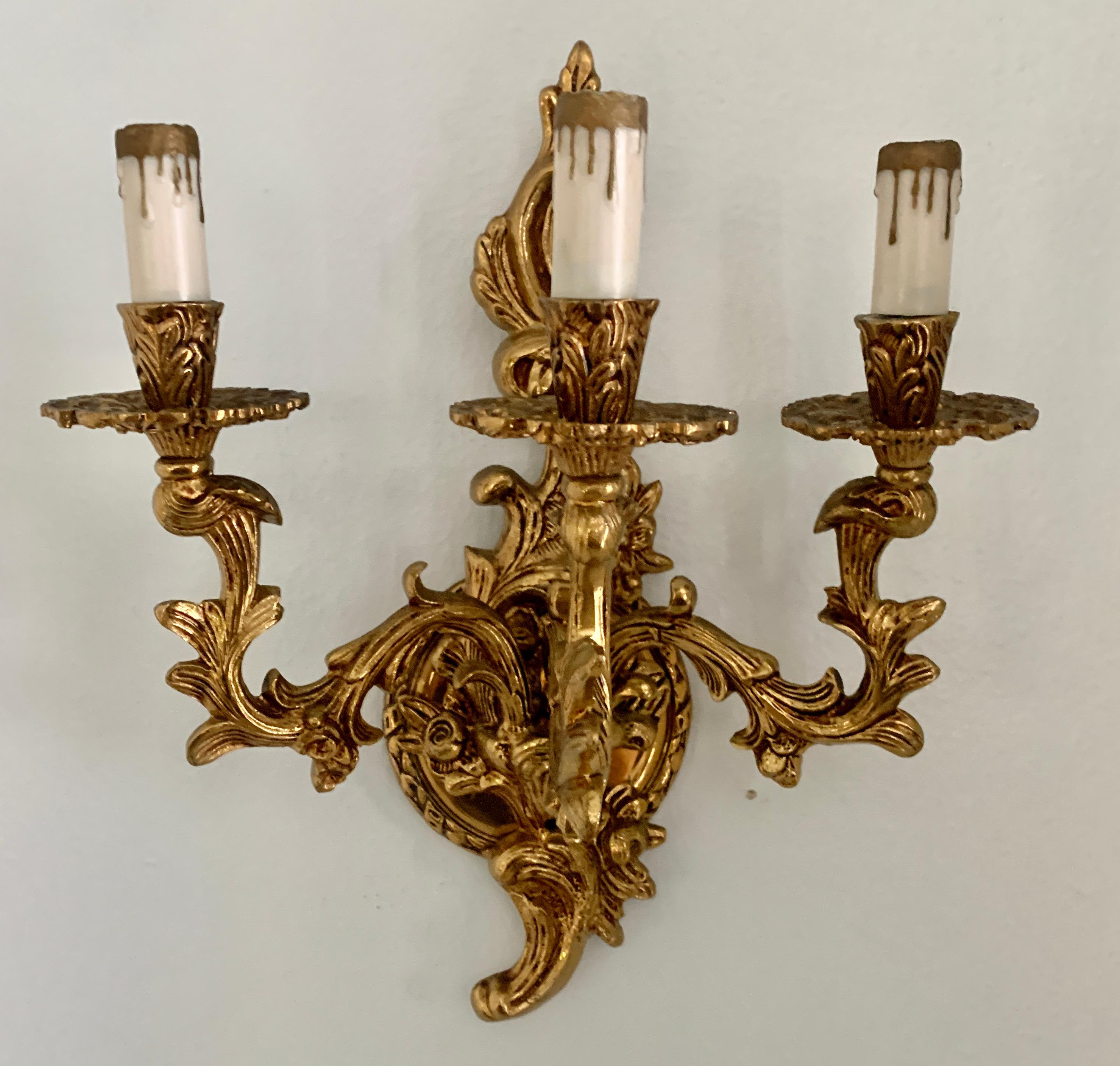 Aplique de pared dorado con tres luces - el cableado parece estar en buenas condiciones y el metal todo en muy buen estado...una hermosa réplica de una pieza francesa de época.