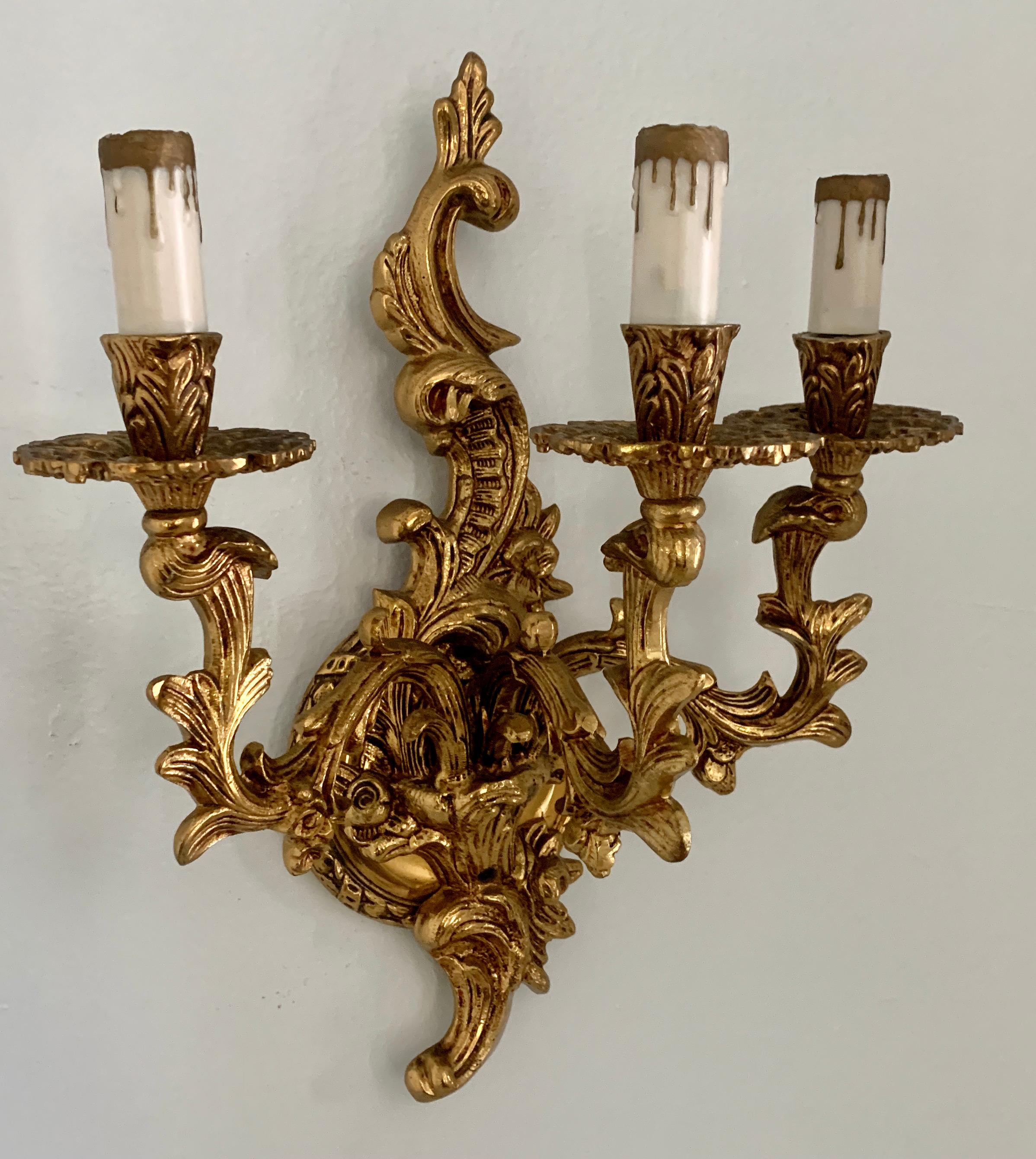 Aplique dorado con tres luces Luis XV en venta