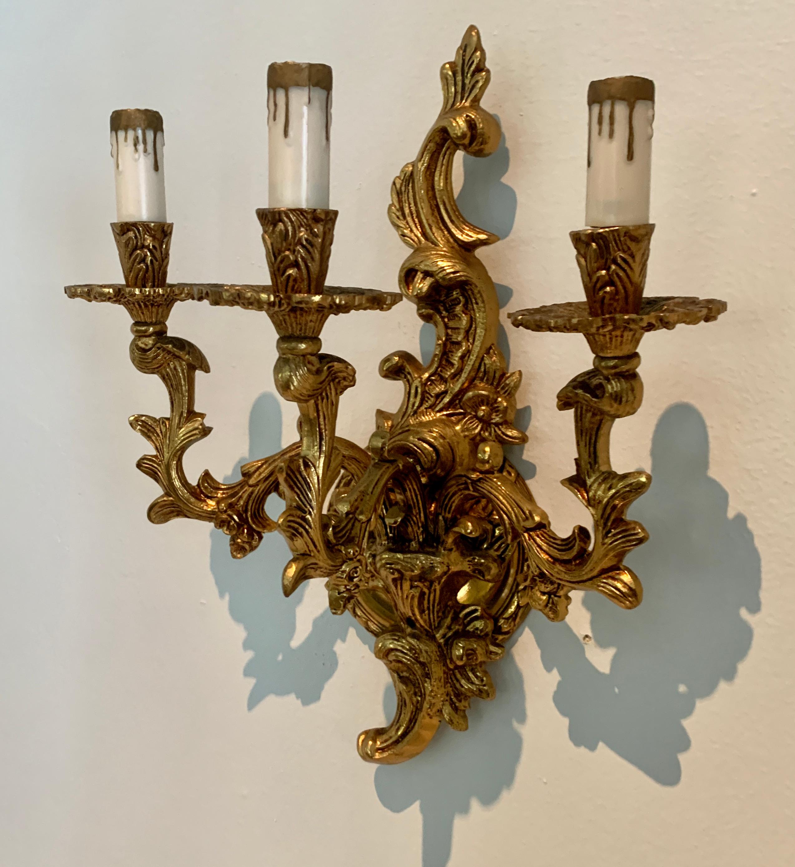 Aplique dorado con tres luces siglo XX en venta