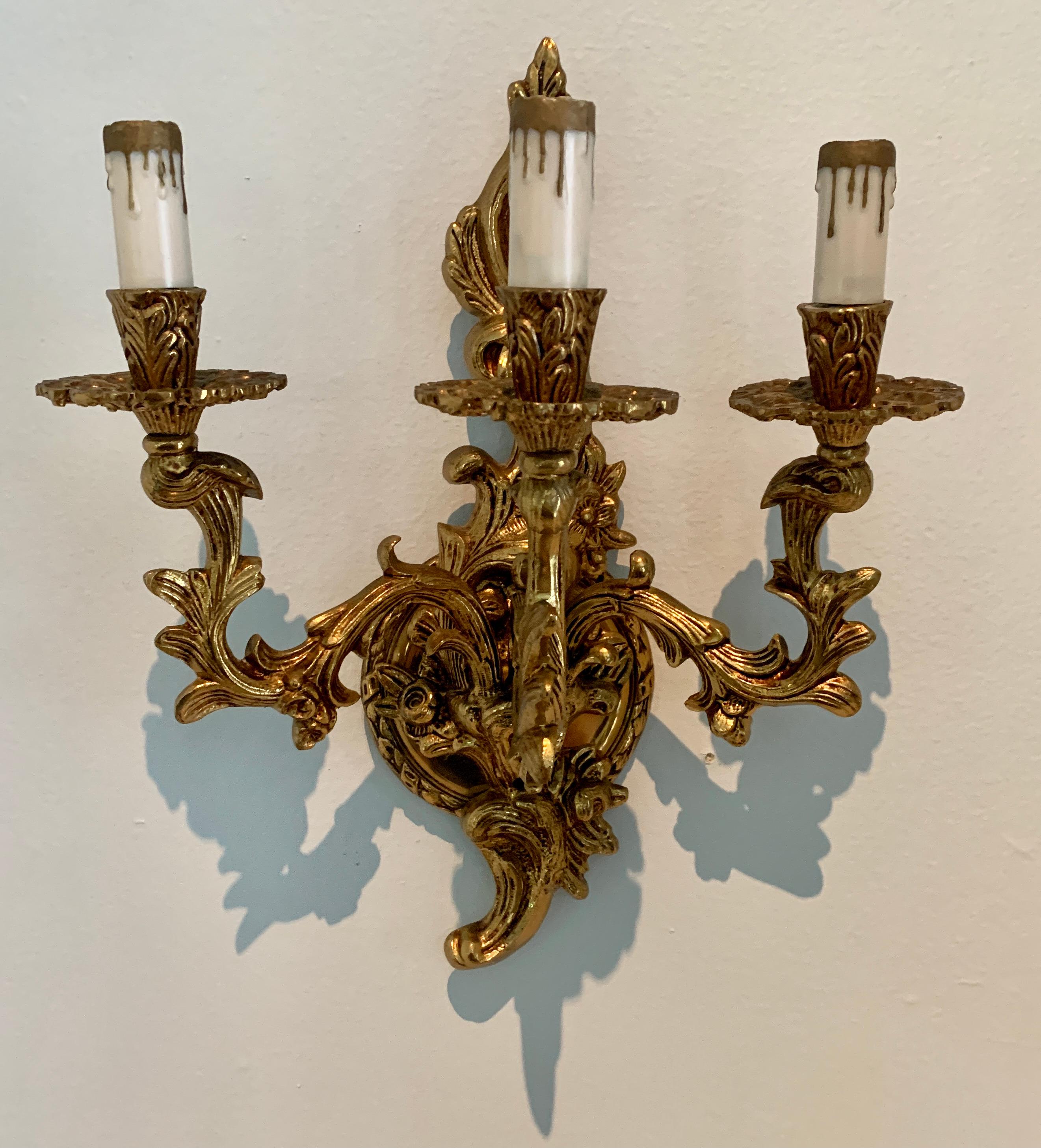 Aplique dorado con tres luces Metal en venta