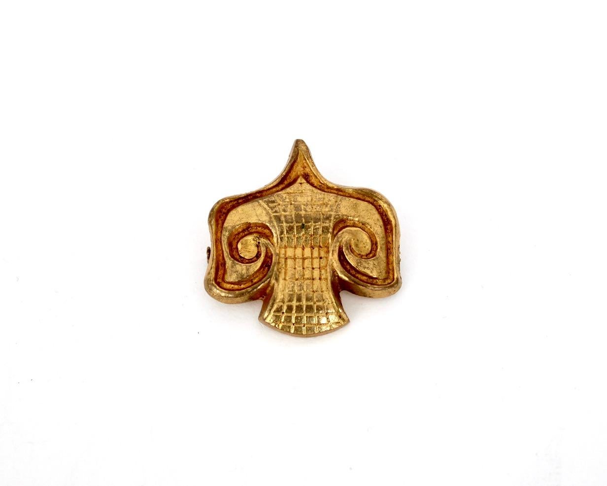 Broche de bronce dorado lavado atribuido a Line Vautrin. Un pájaro estilizado con las alas abiertas. 
Una característica delicada y sorprendente del broche es el detallado arte del pasador de cierre. 
Sin firmar. 