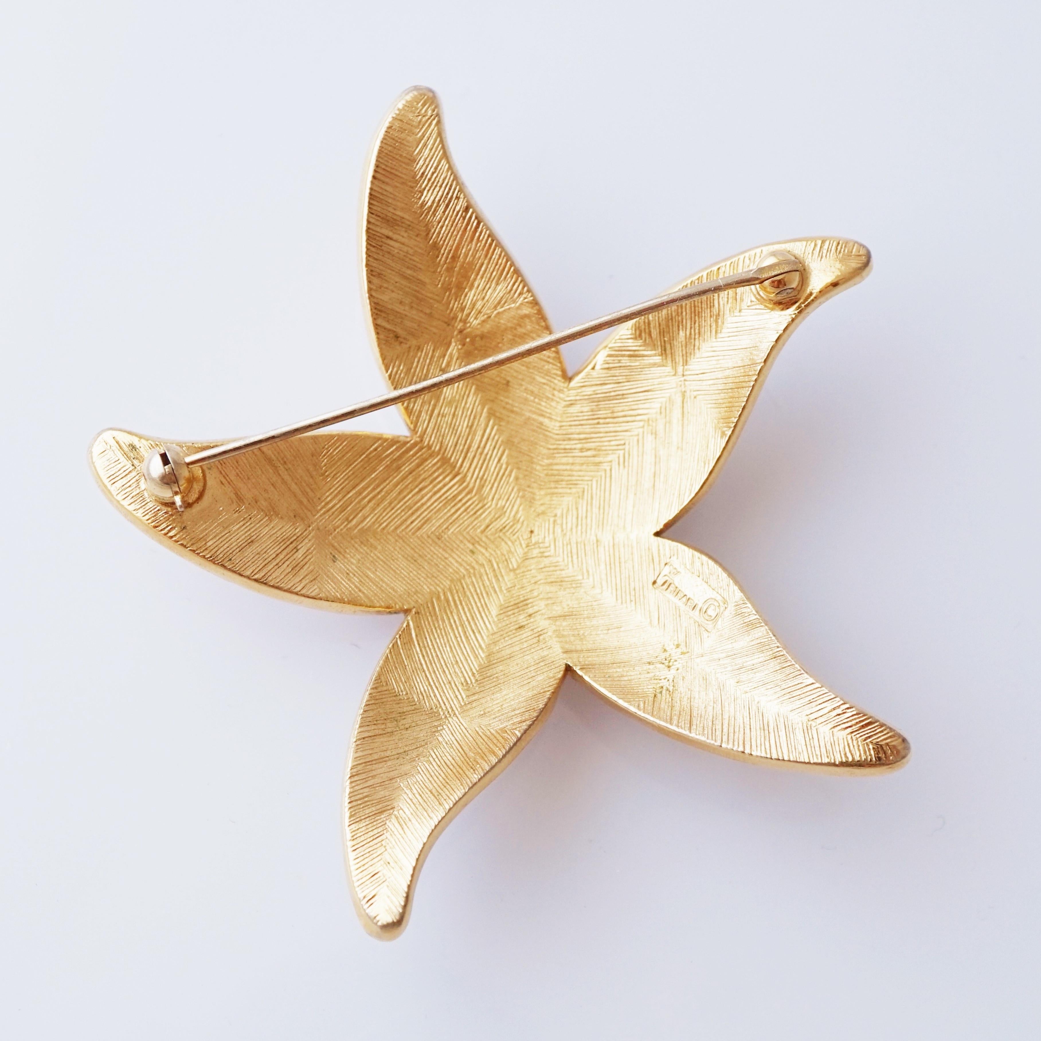 Moderne Broche étoile de mer en émail blanc et doré avec cabochons en corail par Trifari, années 1960 en vente