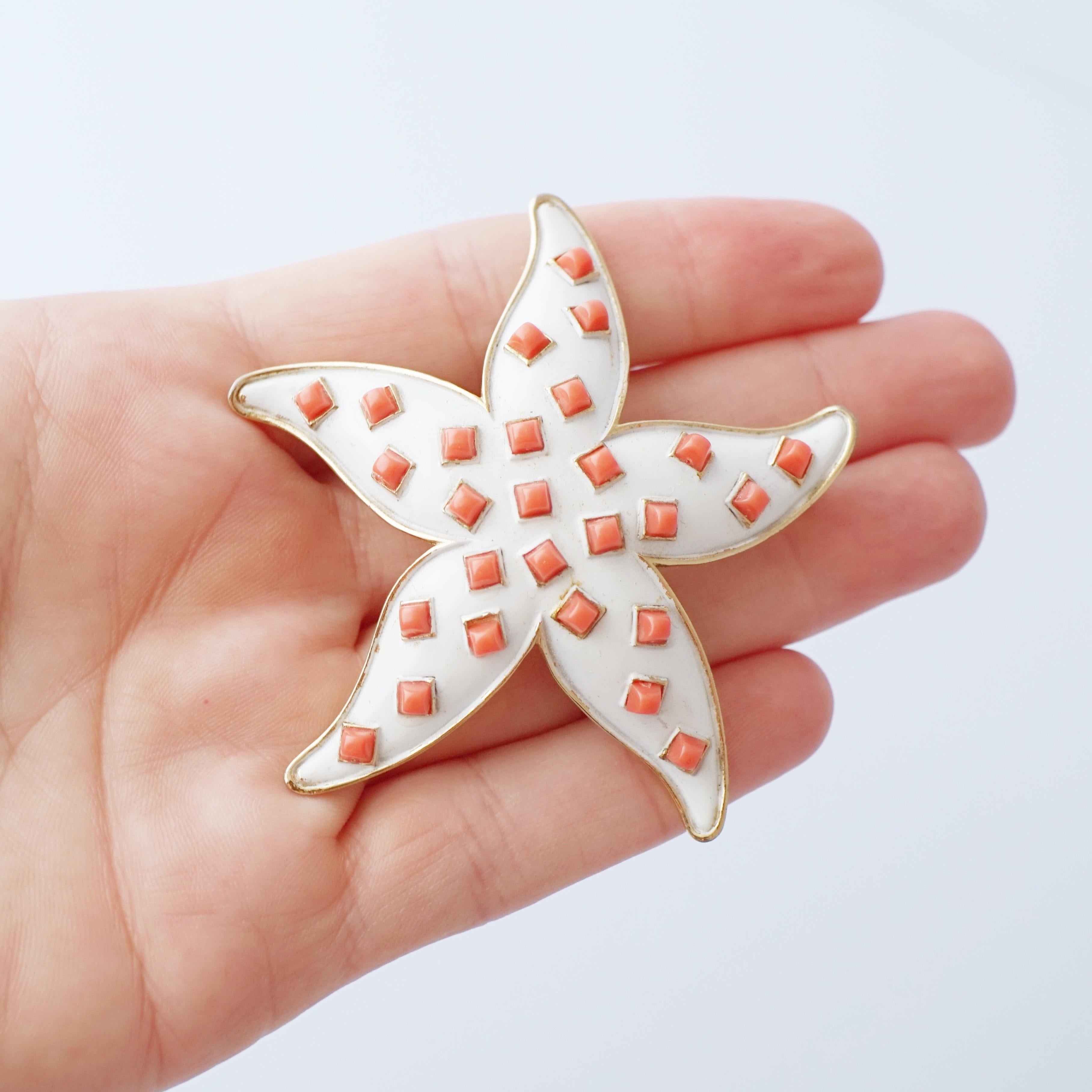Broche étoile de mer en émail blanc et doré avec cabochons en corail par Trifari, années 1960 Pour femmes en vente