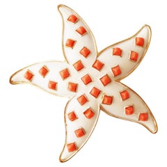 Broche étoile de mer en émail blanc et doré avec cabochons en corail par Trifari, années 1960