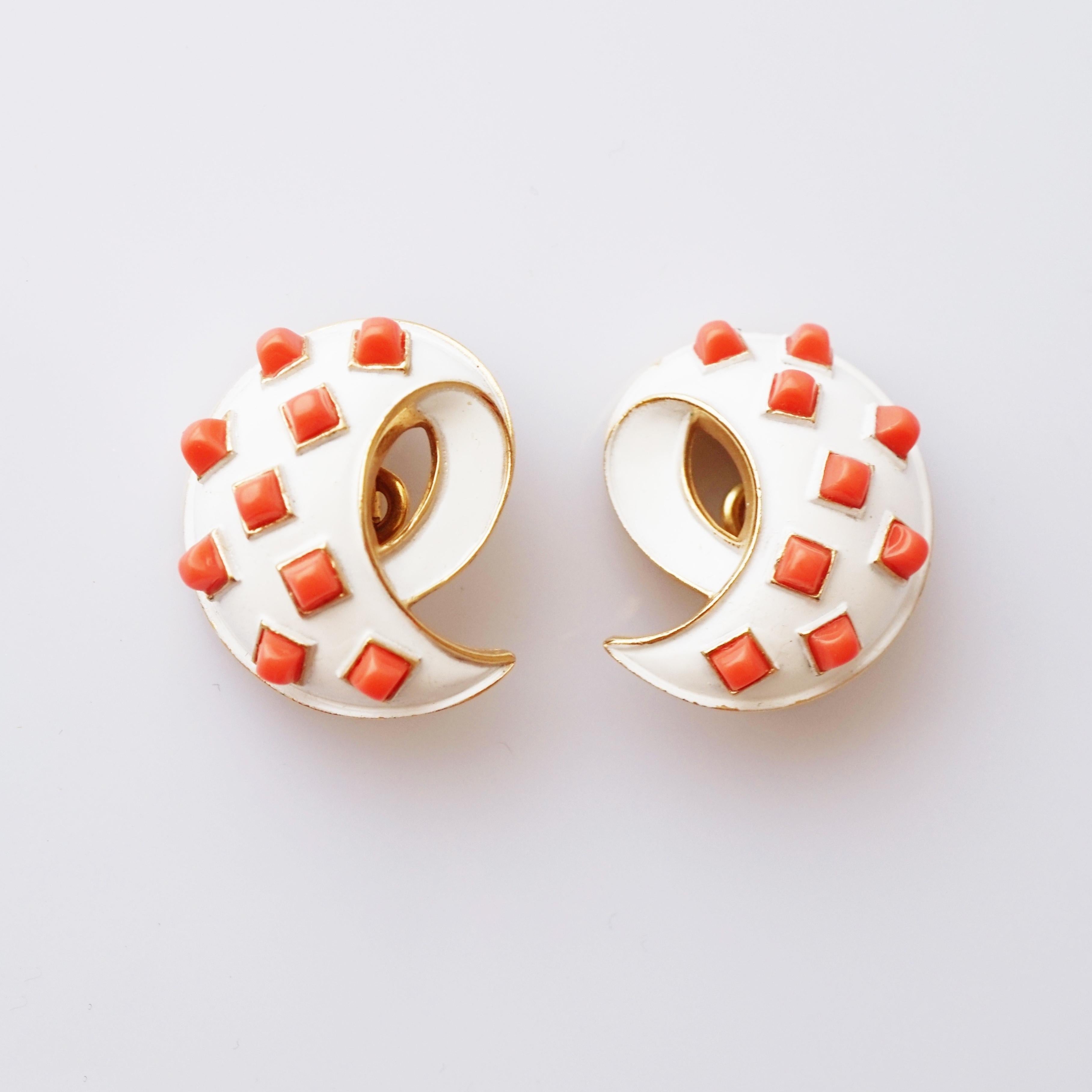 Orecchini a spirale in smalto bianco e dorato con cabochon di corallo di Crown Trifari, anni '60 In condizioni buone in vendita a McKinney, TX