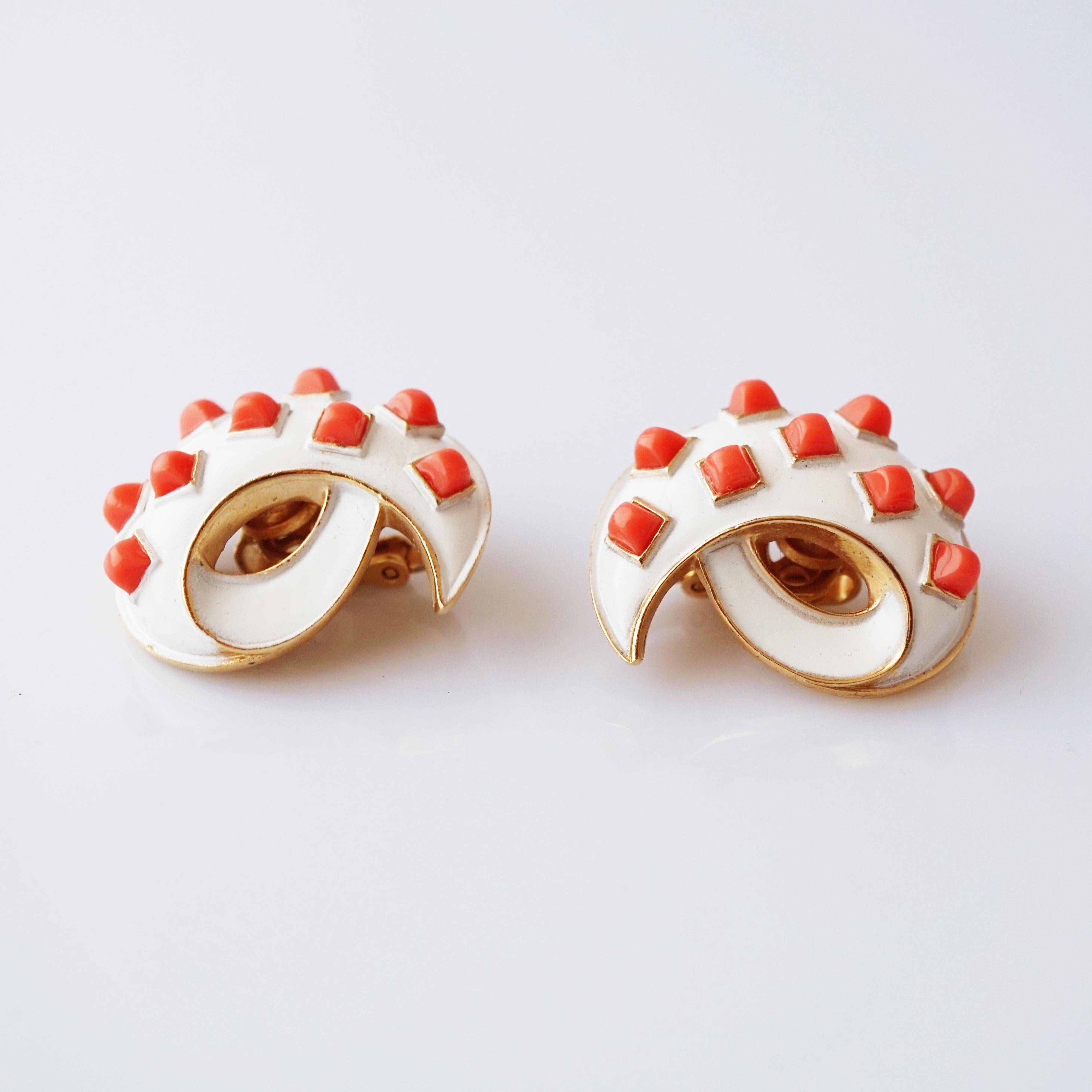 Donna Orecchini a spirale in smalto bianco e dorato con cabochon di corallo di Crown Trifari, anni '60 in vendita