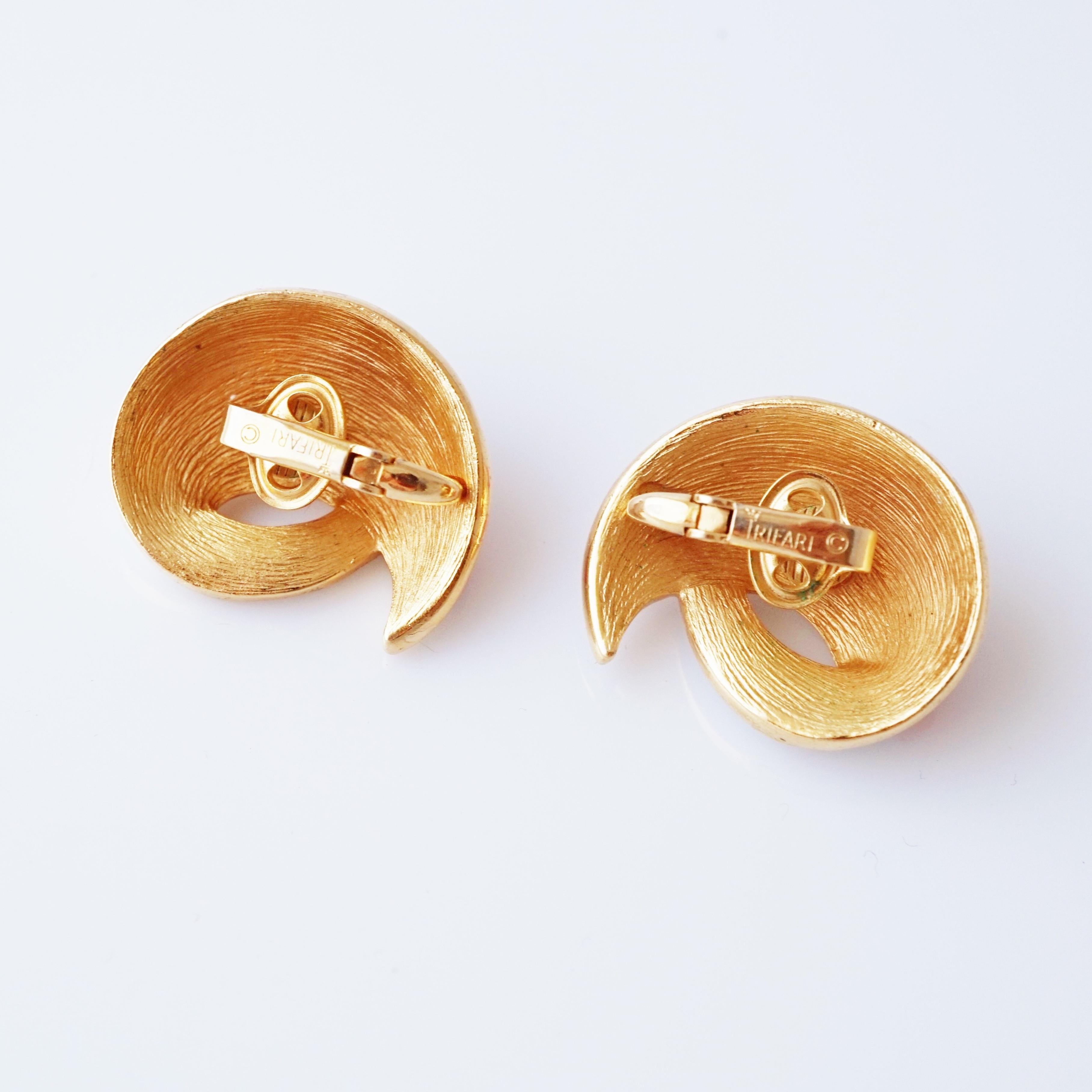 Orecchini a spirale in smalto bianco e dorato con cabochon di corallo di Crown Trifari, anni '60 in vendita 1