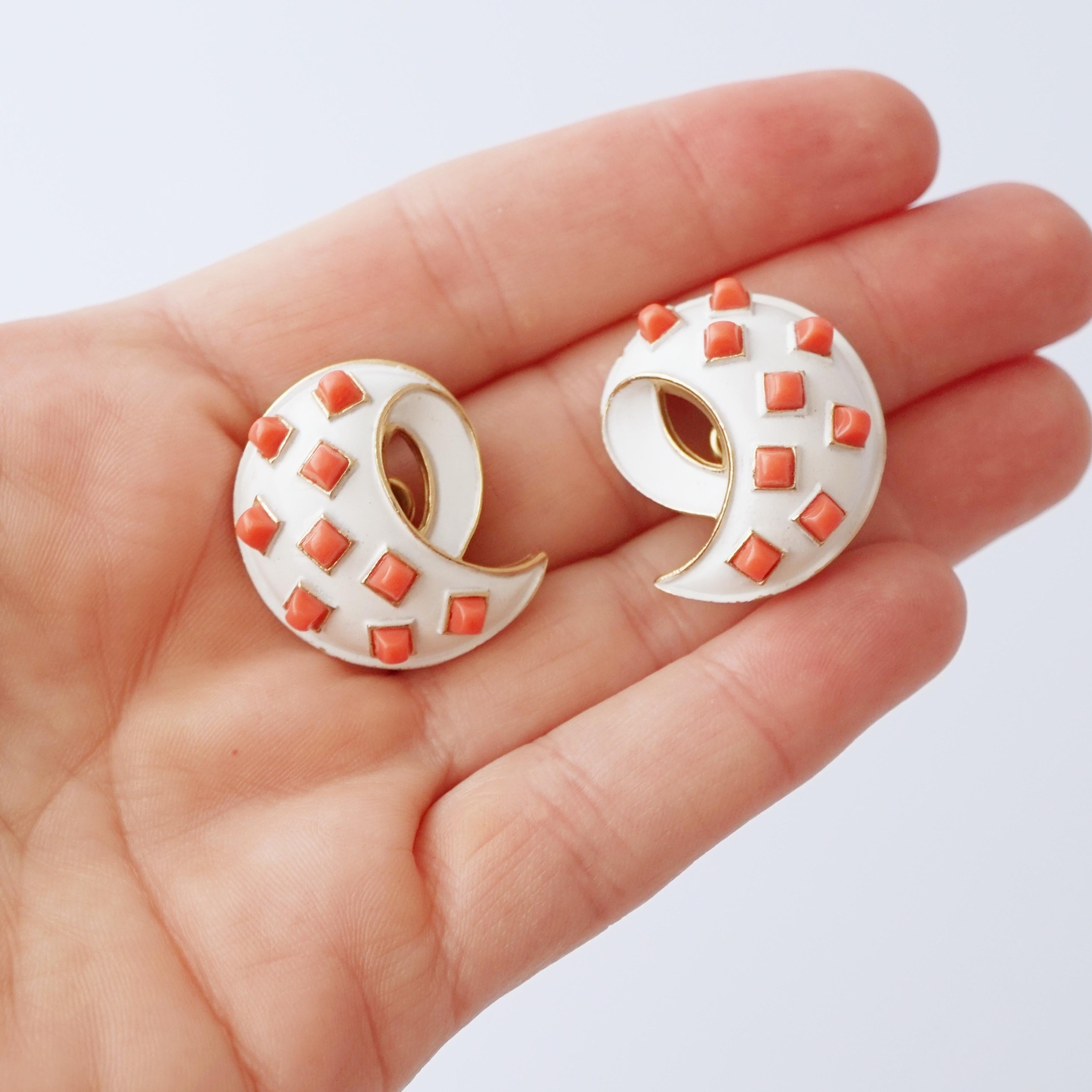 Orecchini a spirale in smalto bianco e dorato con cabochon di corallo di Crown Trifari, anni '60 in vendita 3
