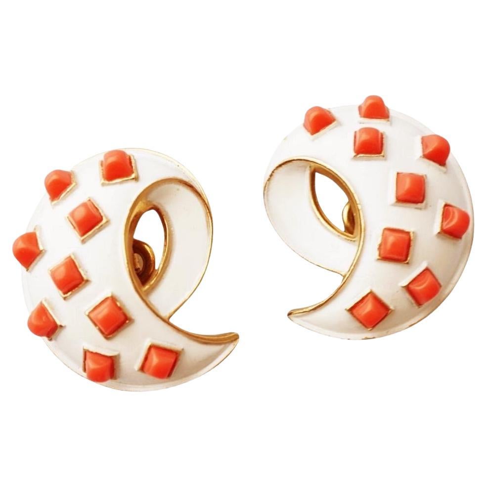 Orecchini a spirale in smalto bianco e dorato con cabochon di corallo di Crown Trifari, anni '60 in vendita