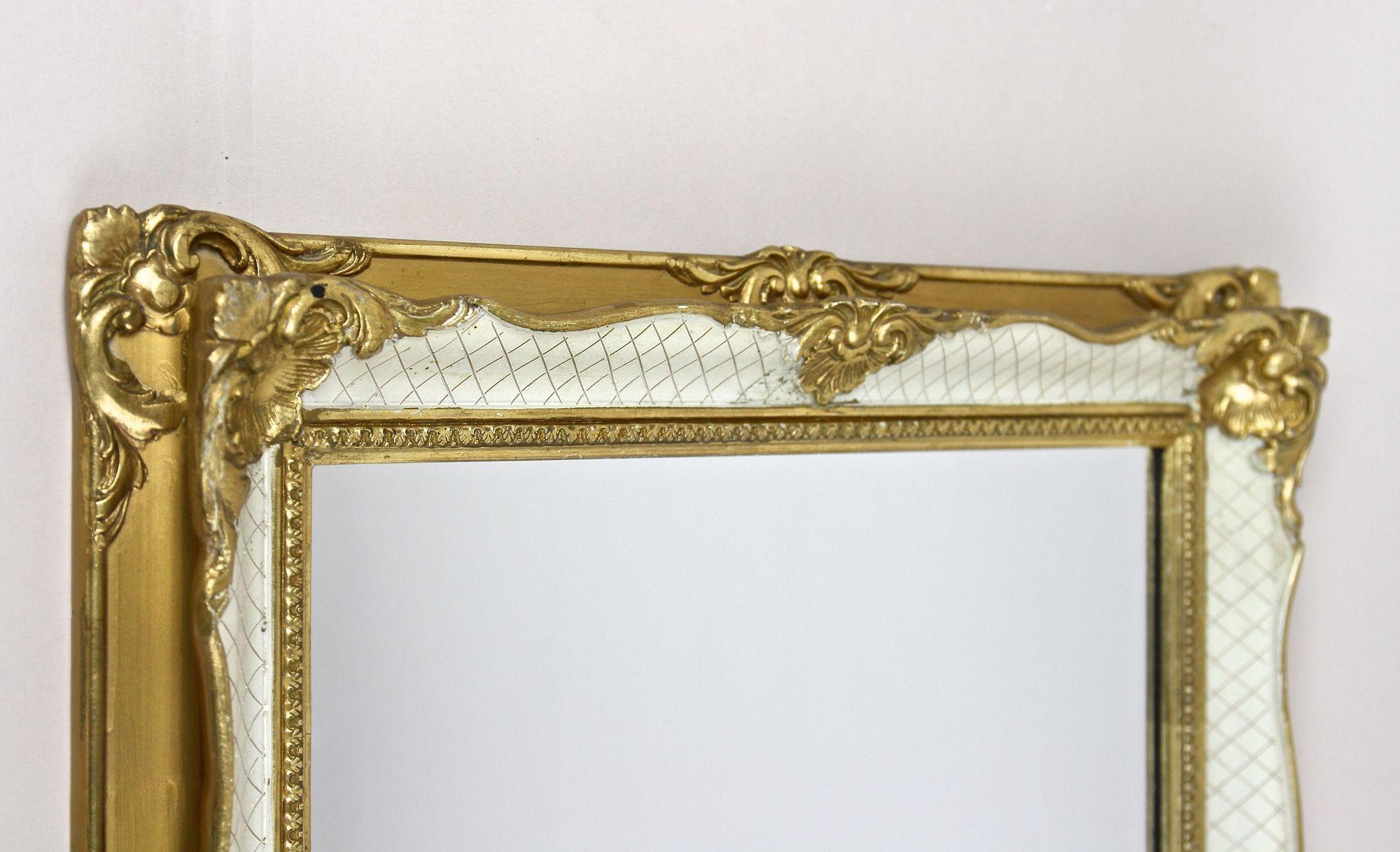italien Miroir mural de style rococo vénitien doré/blanc, milieu de siècle - IT vers 1950 en vente