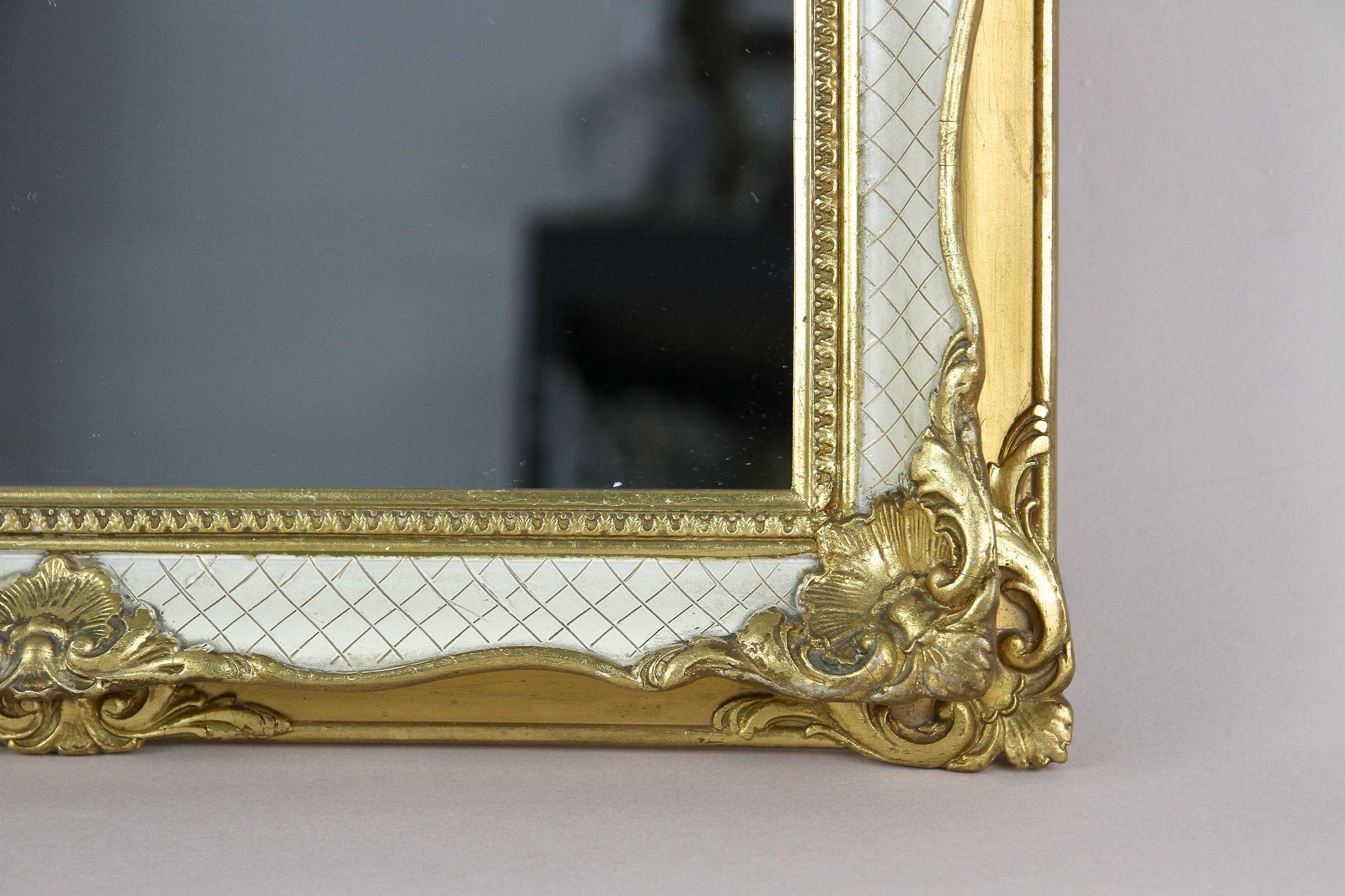 20ième siècle Miroir mural de style rococo vénitien doré/blanc, milieu de siècle - IT vers 1950 en vente