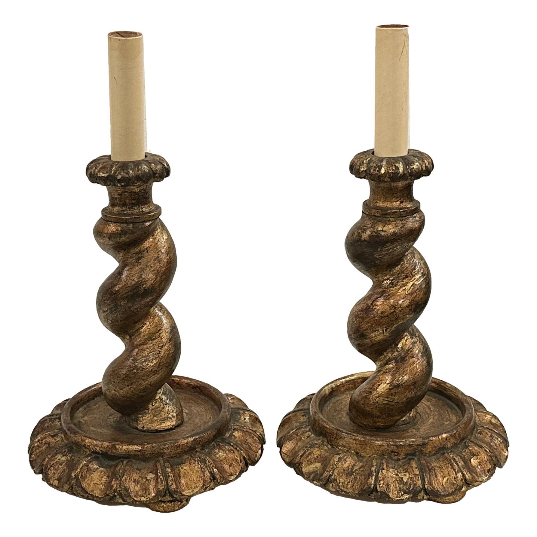 Paire de lampes de table en bois sculpté et doré, datant des années 1920.

Mesures
Hauteur : 13