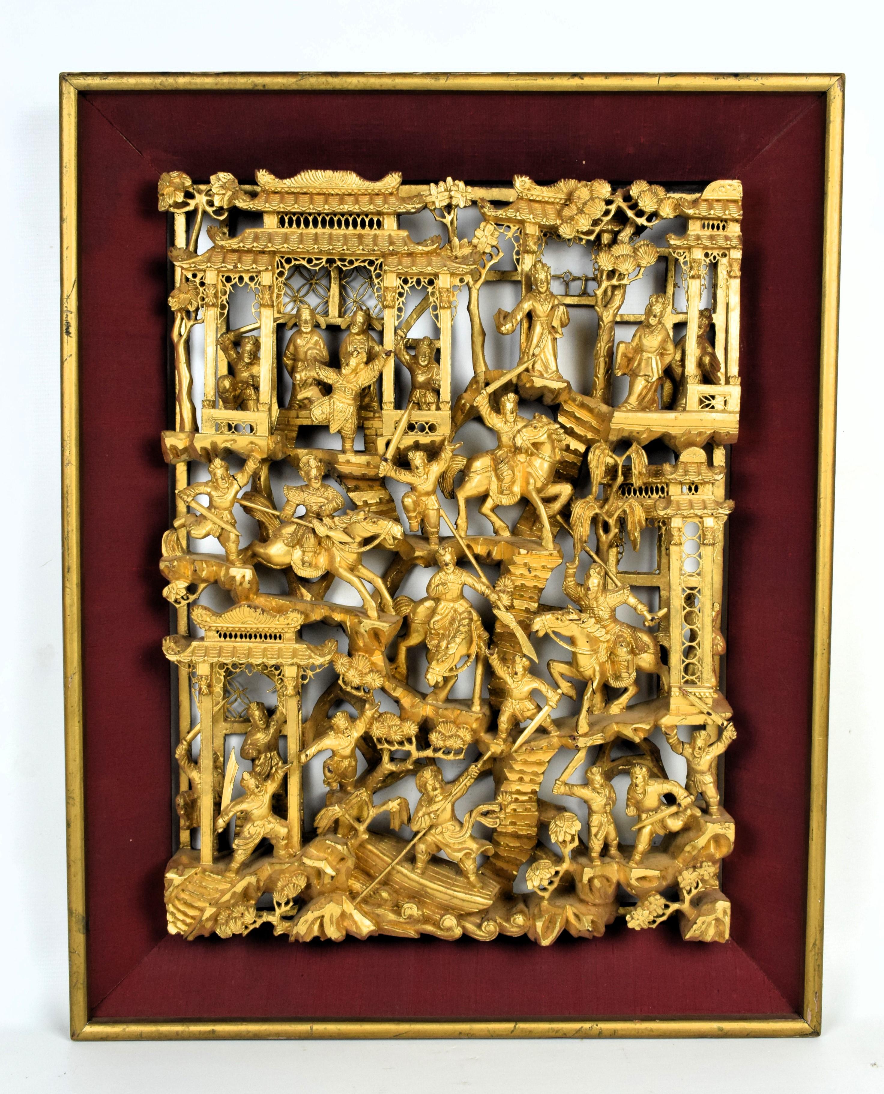 Talla en madera dorada de una escena cortesana y de batalla, China, principios del siglo XX

Madera tallada y dorada, montada sobre fondo de terciopelo dentro de un marco dorado posterior

Panel en relieve de madera dorada, excepcionalmente