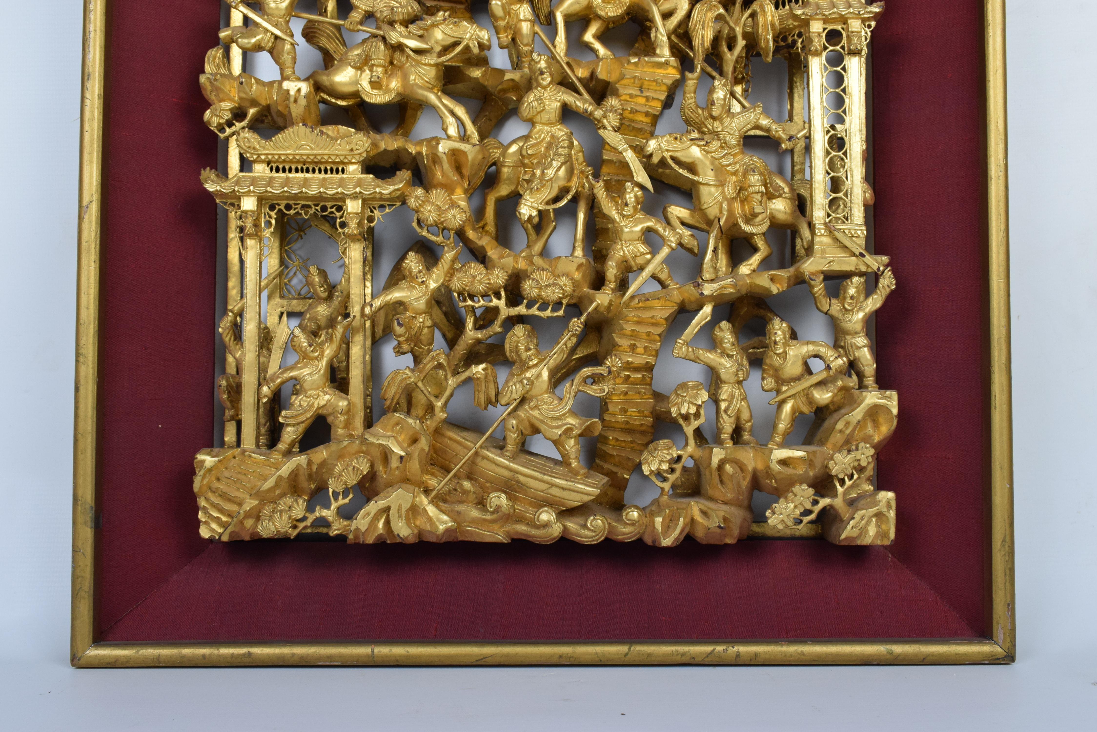 Talla en madera dorada de una escena cortesana y de batalla, China, principios del siglo XX Qing en venta