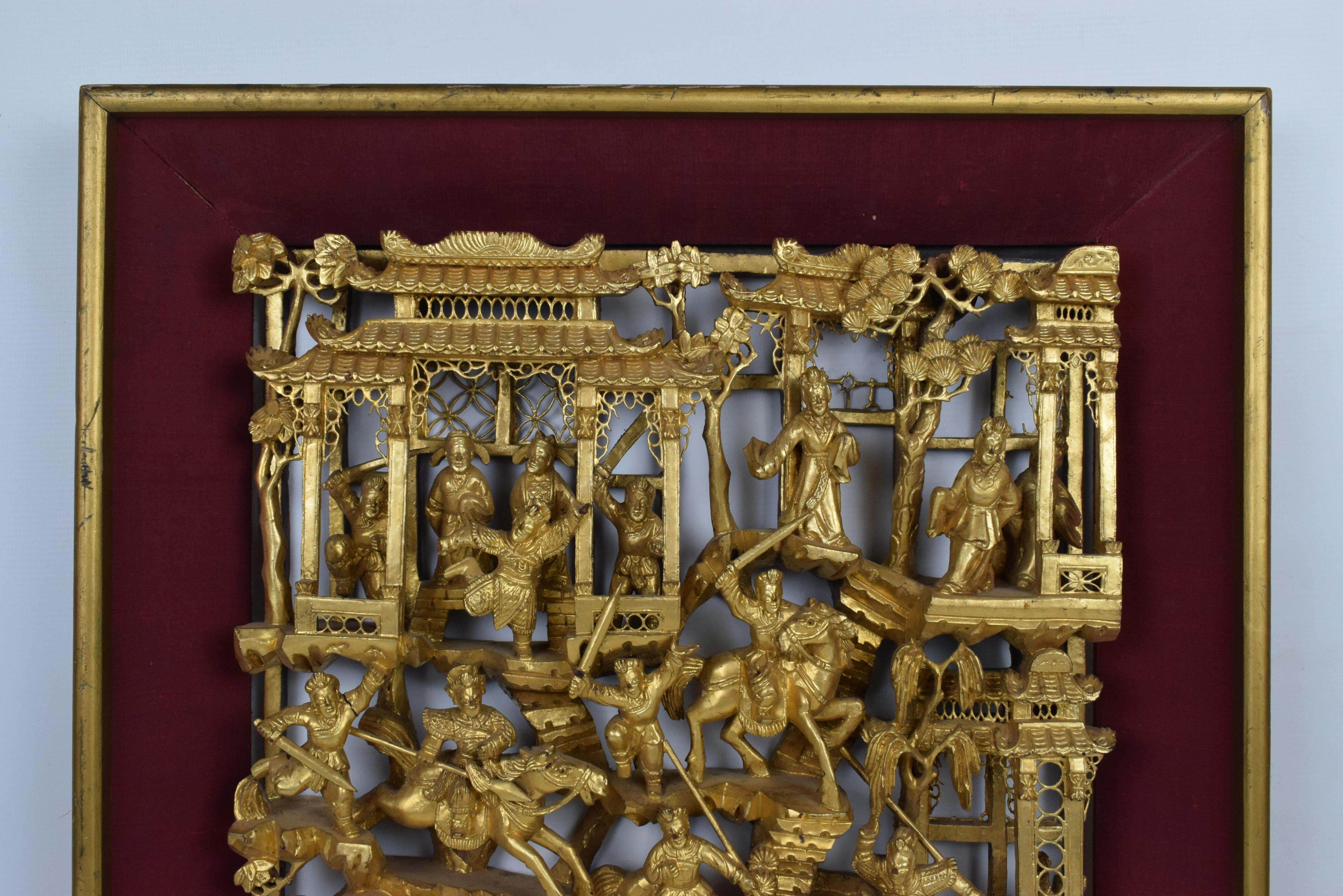 Talla en madera dorada de una escena cortesana y de batalla, China, principios del siglo XX Chino en venta