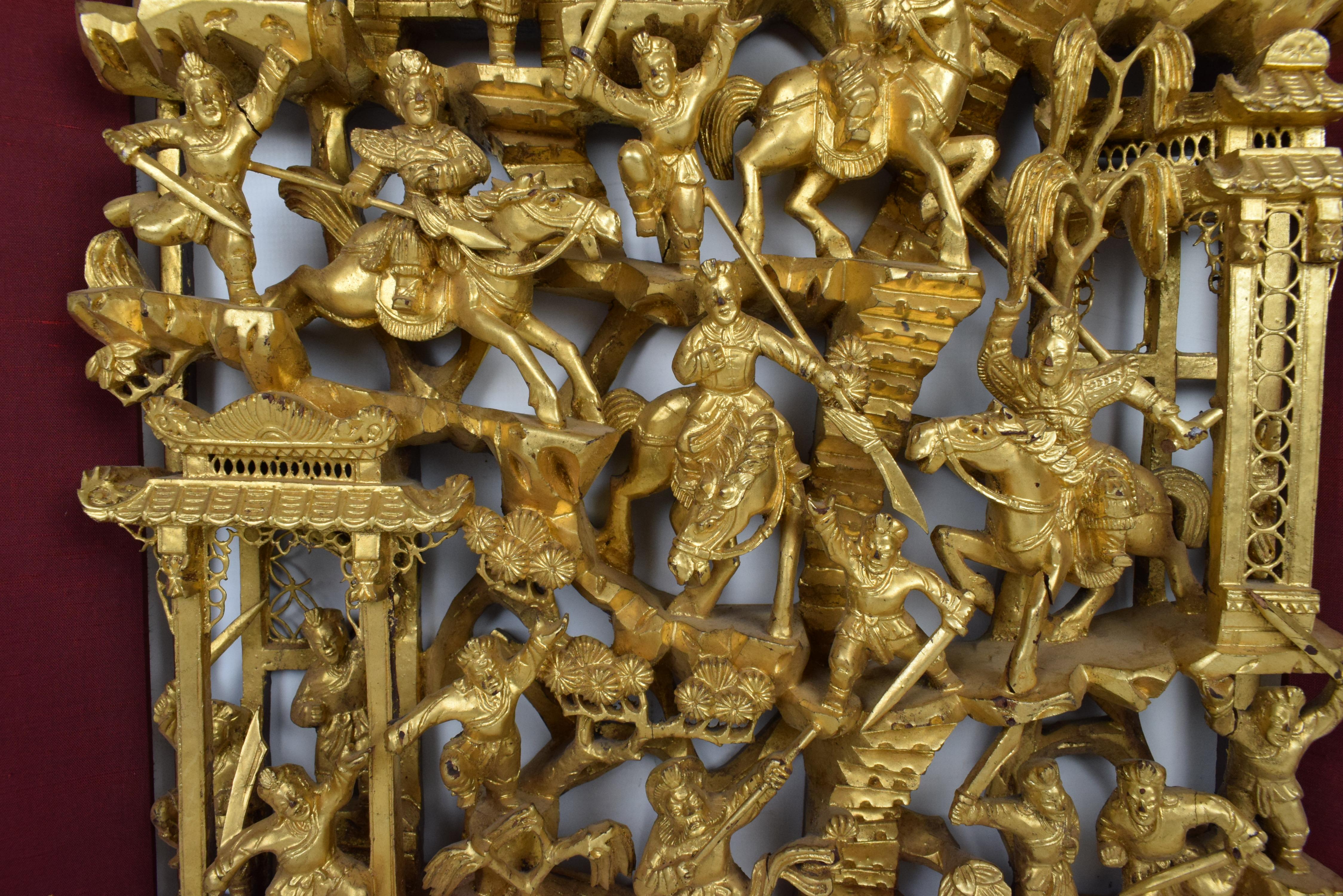 Talla en madera dorada de una escena cortesana y de batalla, China, principios del siglo XX Tallado a mano en venta