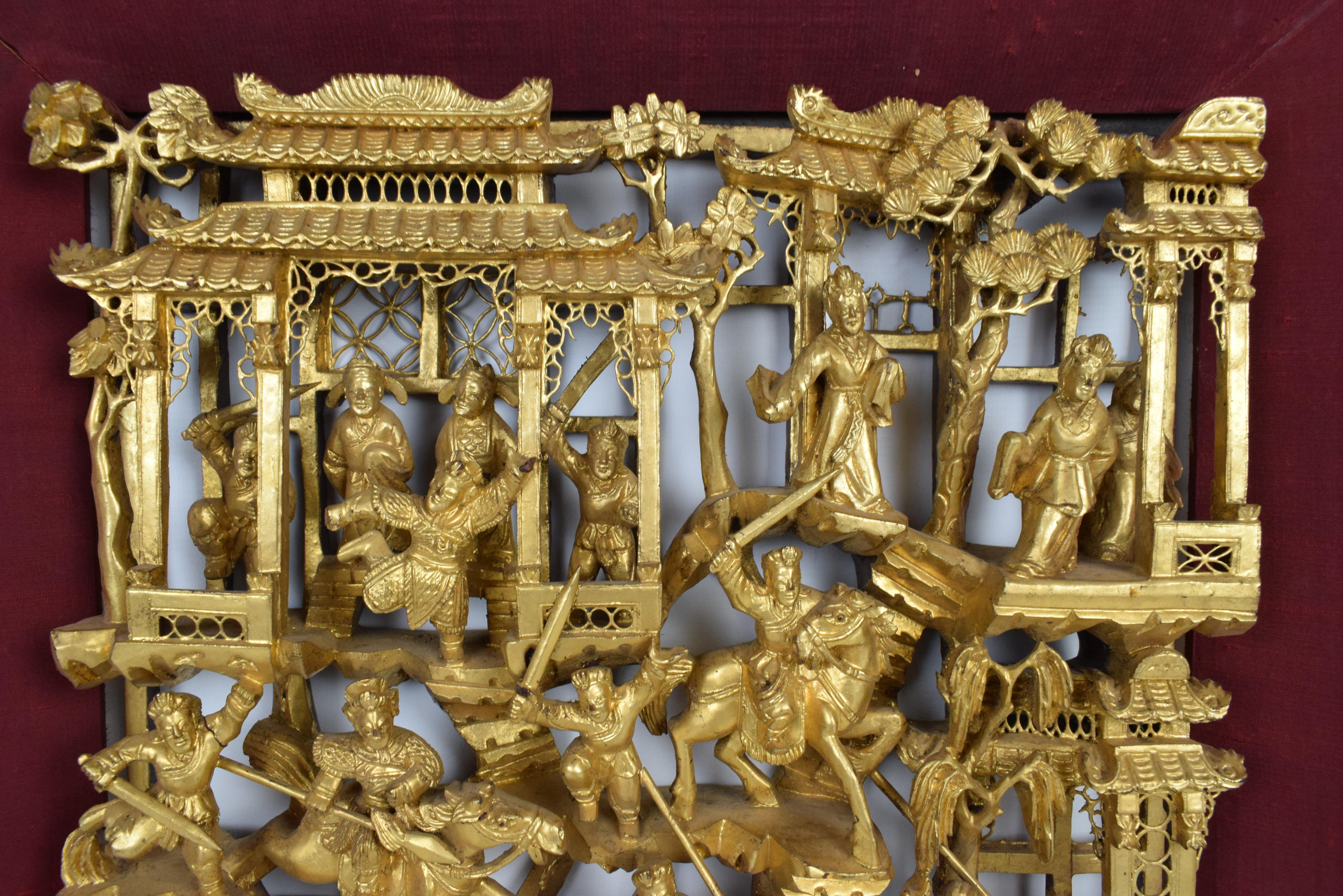 Talla en madera dorada de una escena cortesana y de batalla, China, principios del siglo XX en Bueno estado para la venta en Islamabad, PK