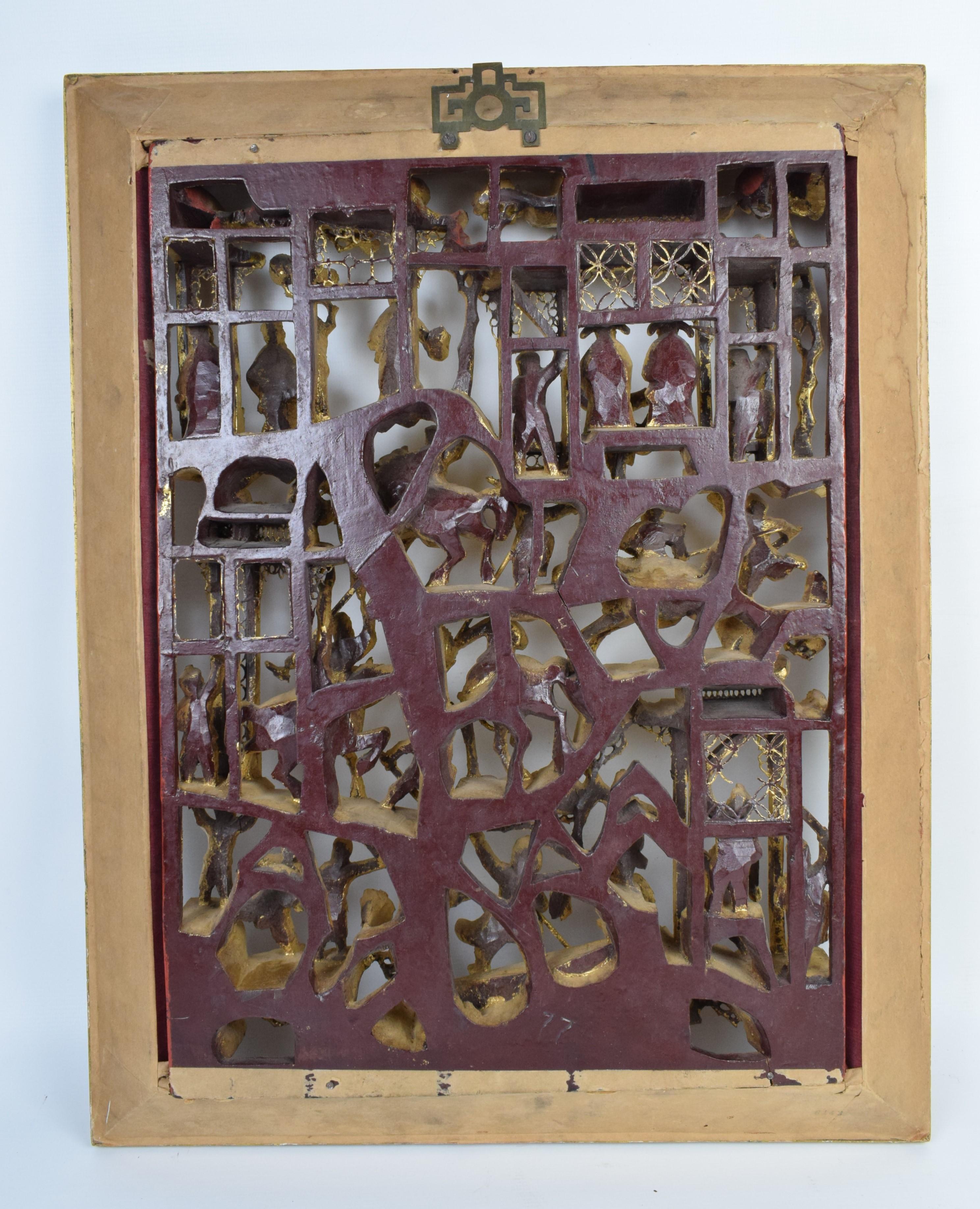 Talla en madera dorada de una escena cortesana y de batalla, China, principios del siglo XX Chapado en oro en venta