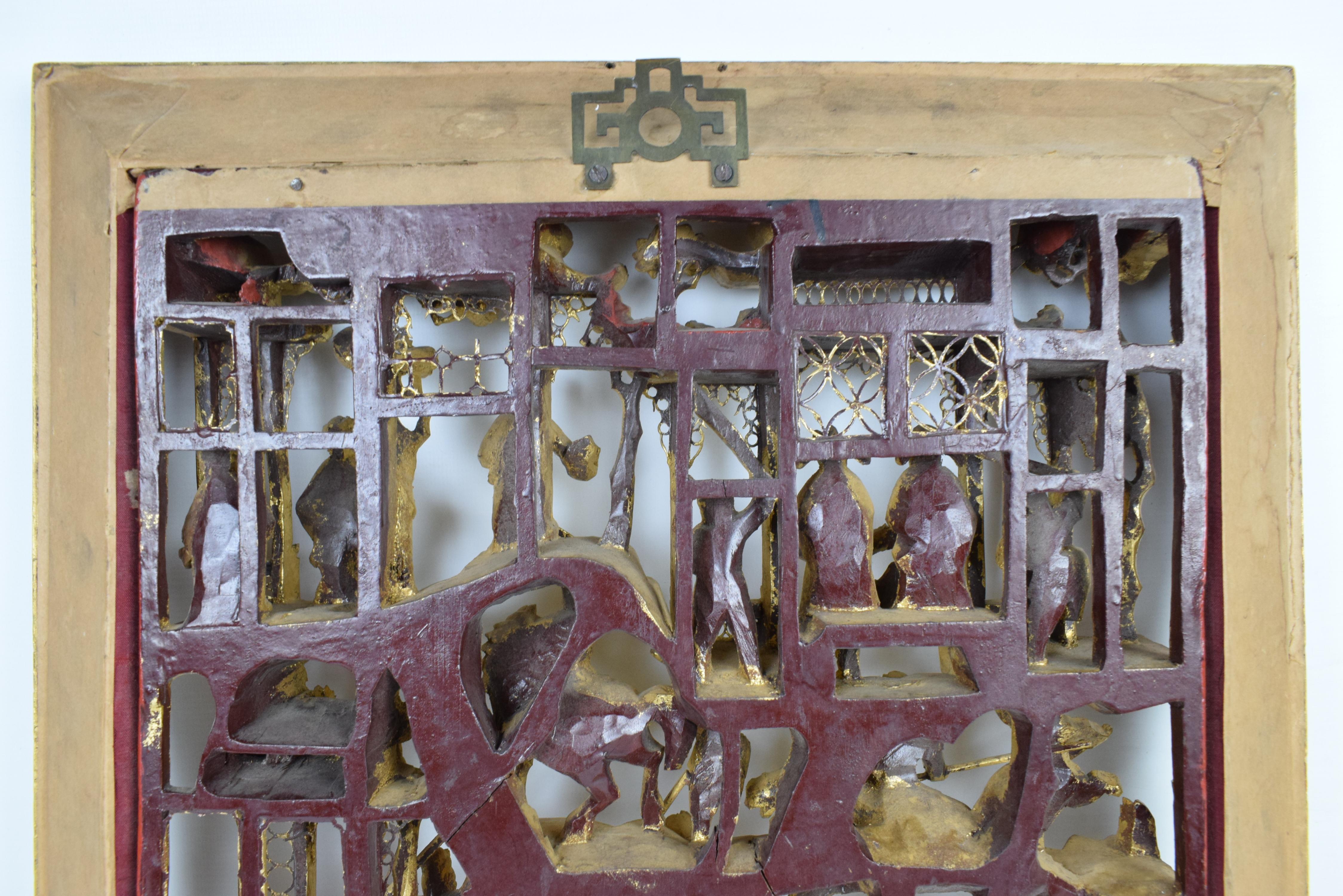 Talla en madera dorada de una escena cortesana y de batalla, China, principios del siglo XX en venta 1