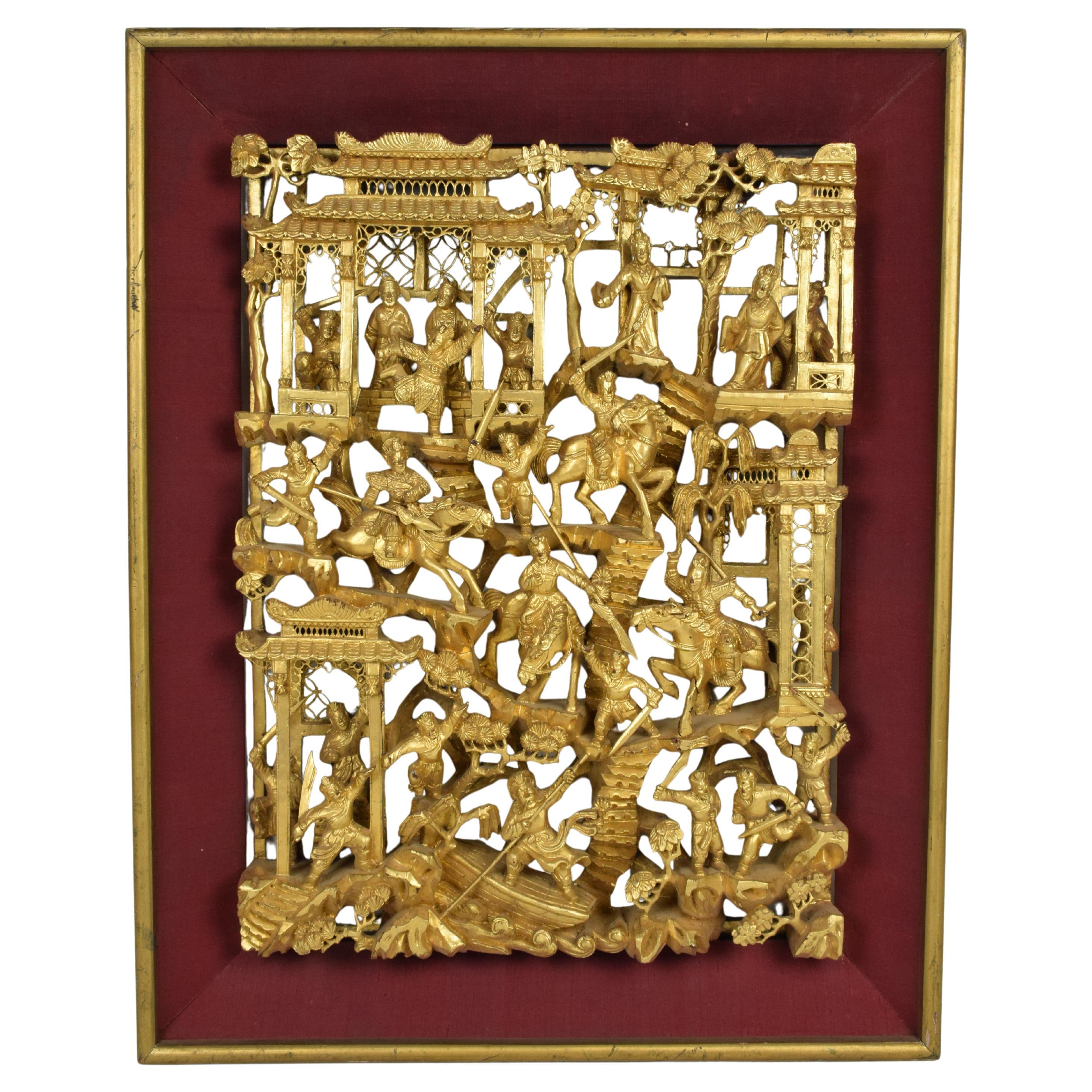 Sculpture en bois doré représentant une scène de cour et de bataille, Chine, début du XXe siècle