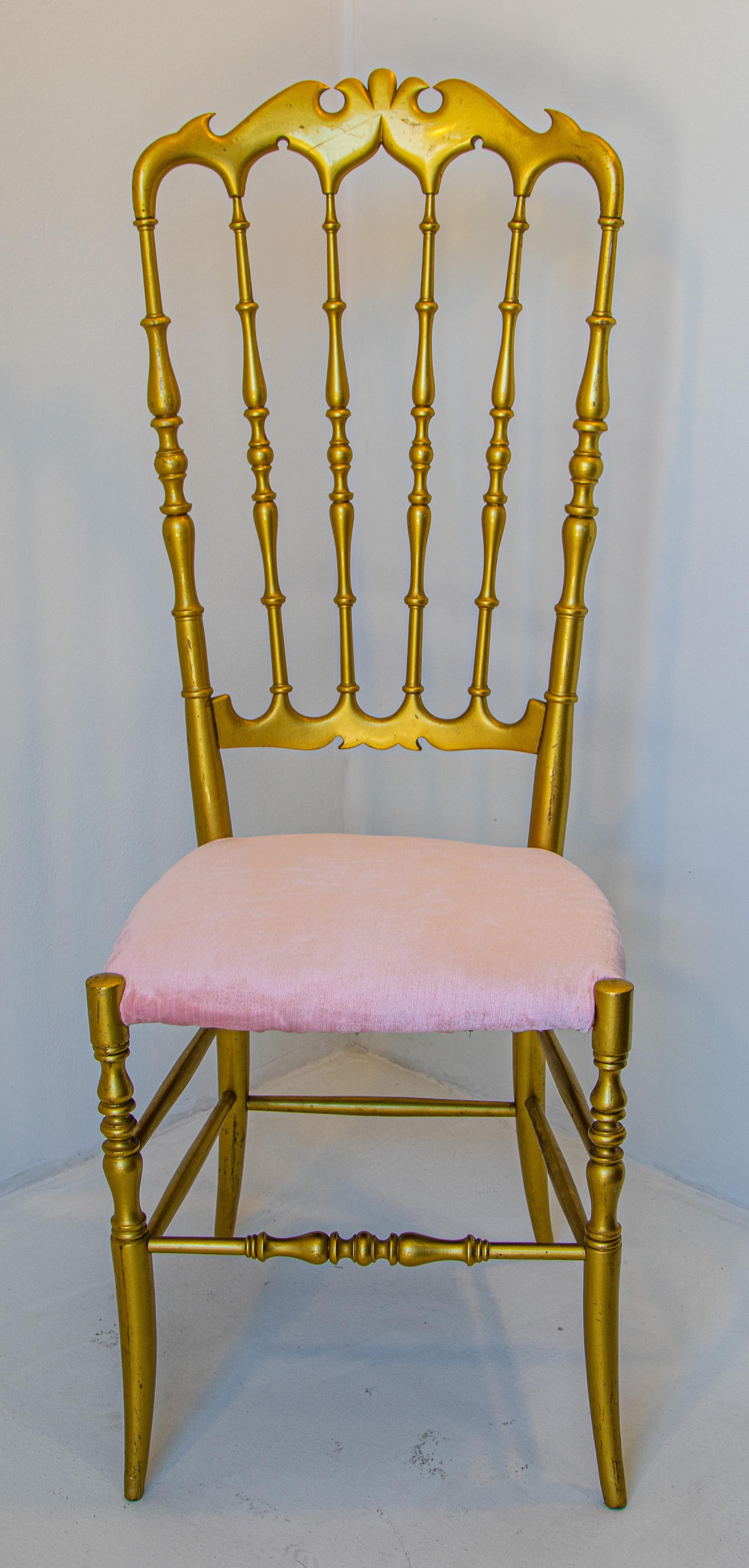 Stunning Italian Chiavari chair with bat motif and velvet upholstery, circa 1960s.
Designed by Giuseppe Gaetano Descalzi and produced since the early 19th century in the Ligurian town of Chiavari, Italy.
Perfect for a writing desk, boudoir, bathroom