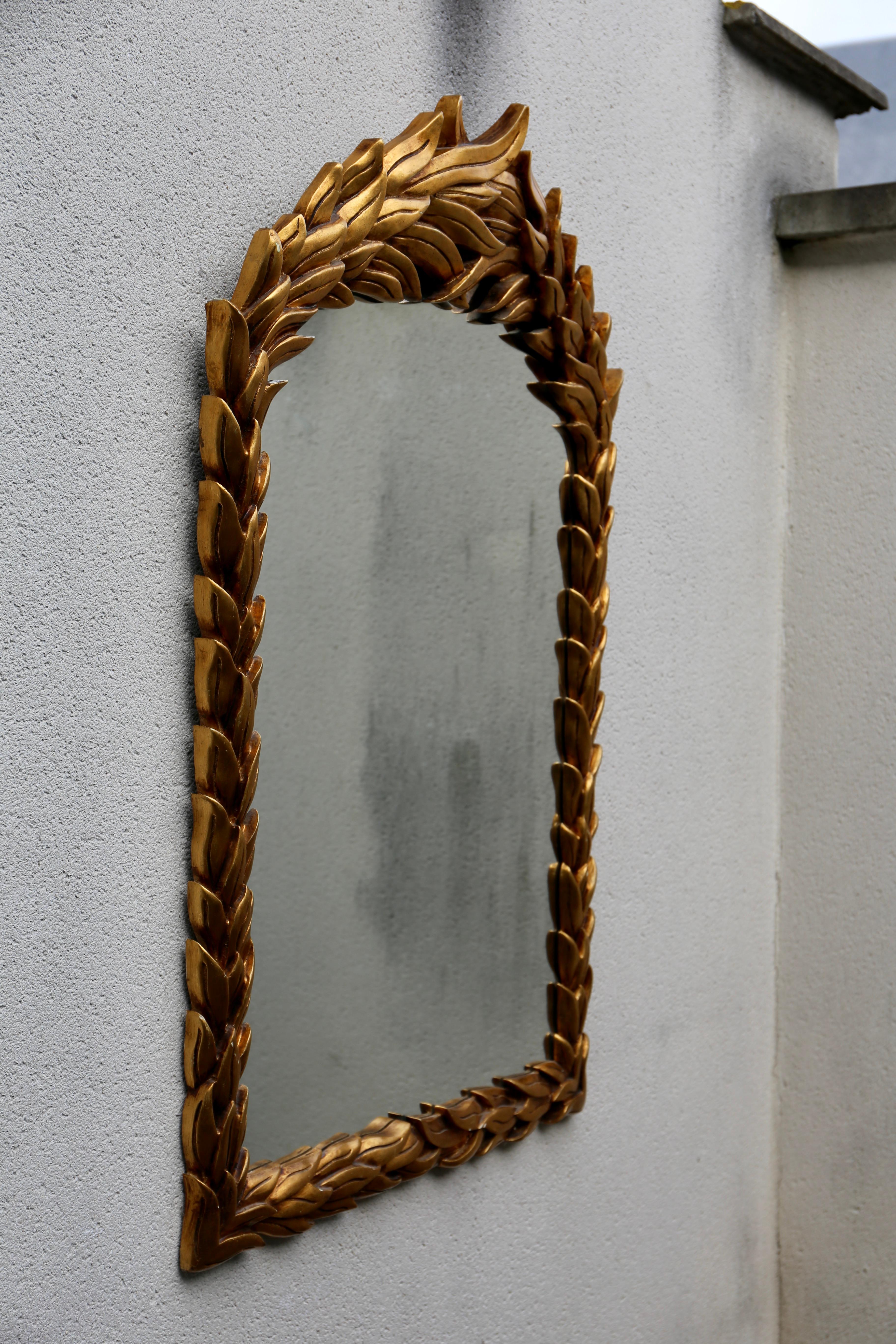 Gilt Wood Laurel Leaf Motif Mirror In Good Condition For Sale In Antwerp, BE