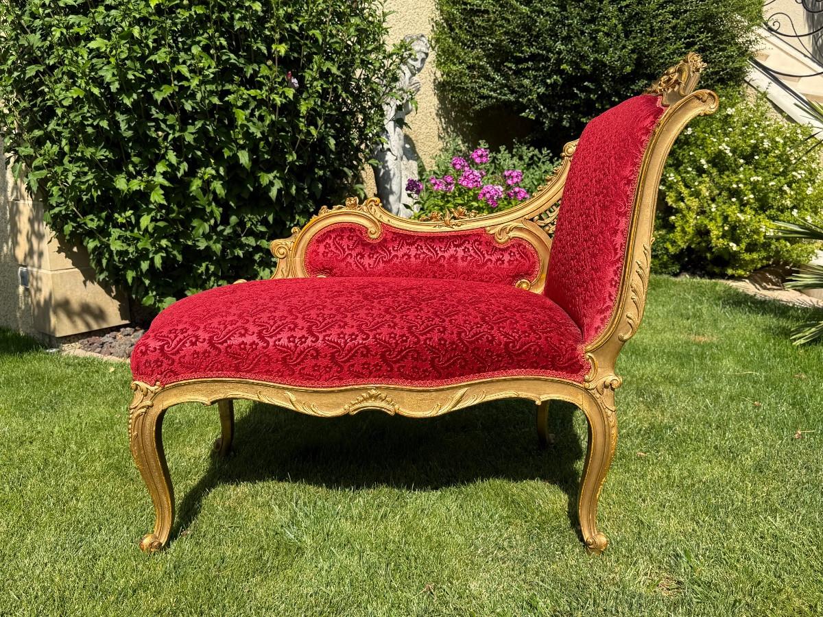 Very pretty little Louis XV style bench in gilded wood circa 1870-1880. It is covered with red tapestry. Ideal for a living room or bedroom, it is very decorative. The wood is in good condition, stable and the tapestry has been completely redone by