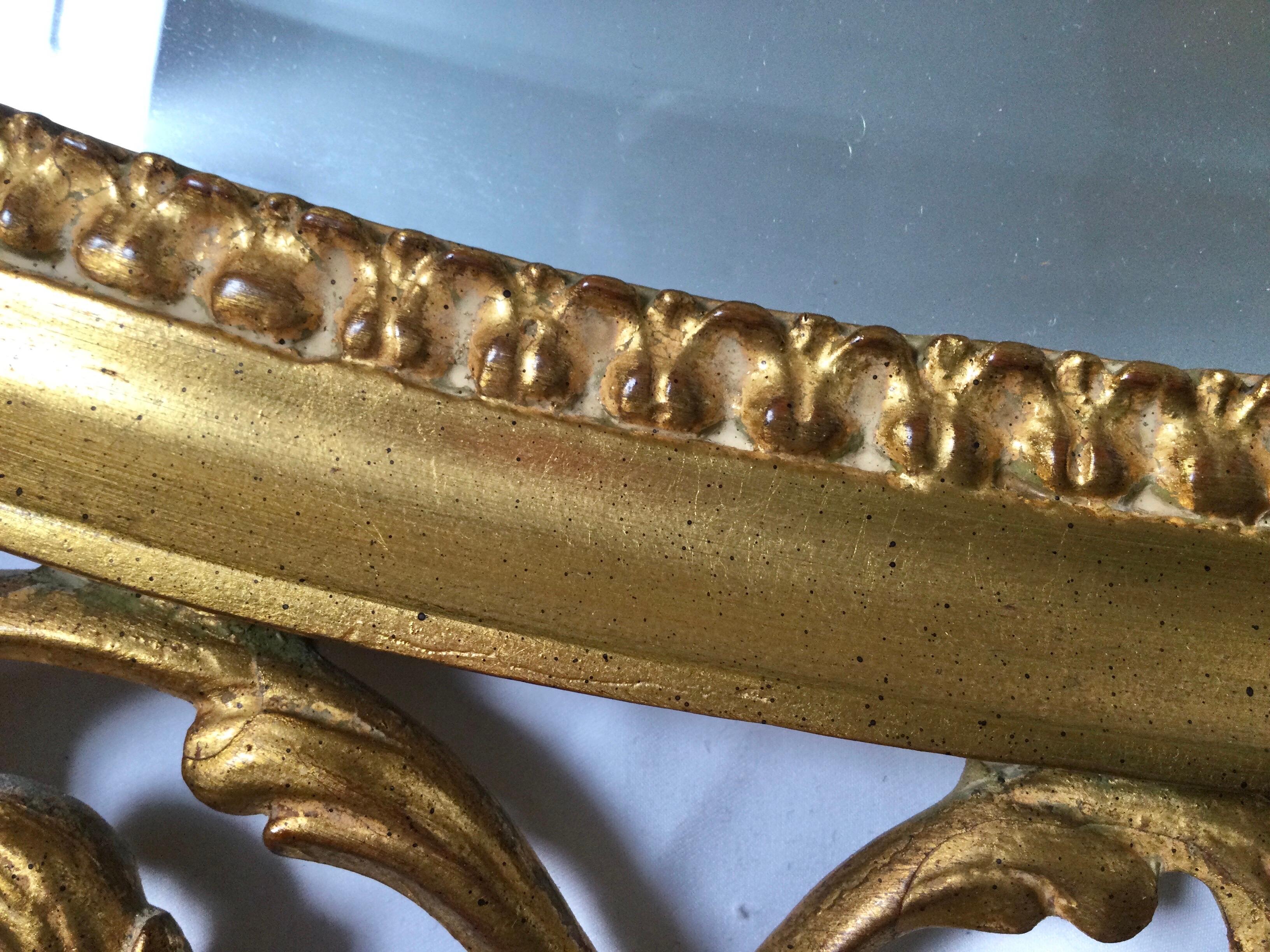 20ième siècle Miroir ovale en bois doré de style Louis XV par Carvers Guild en vente