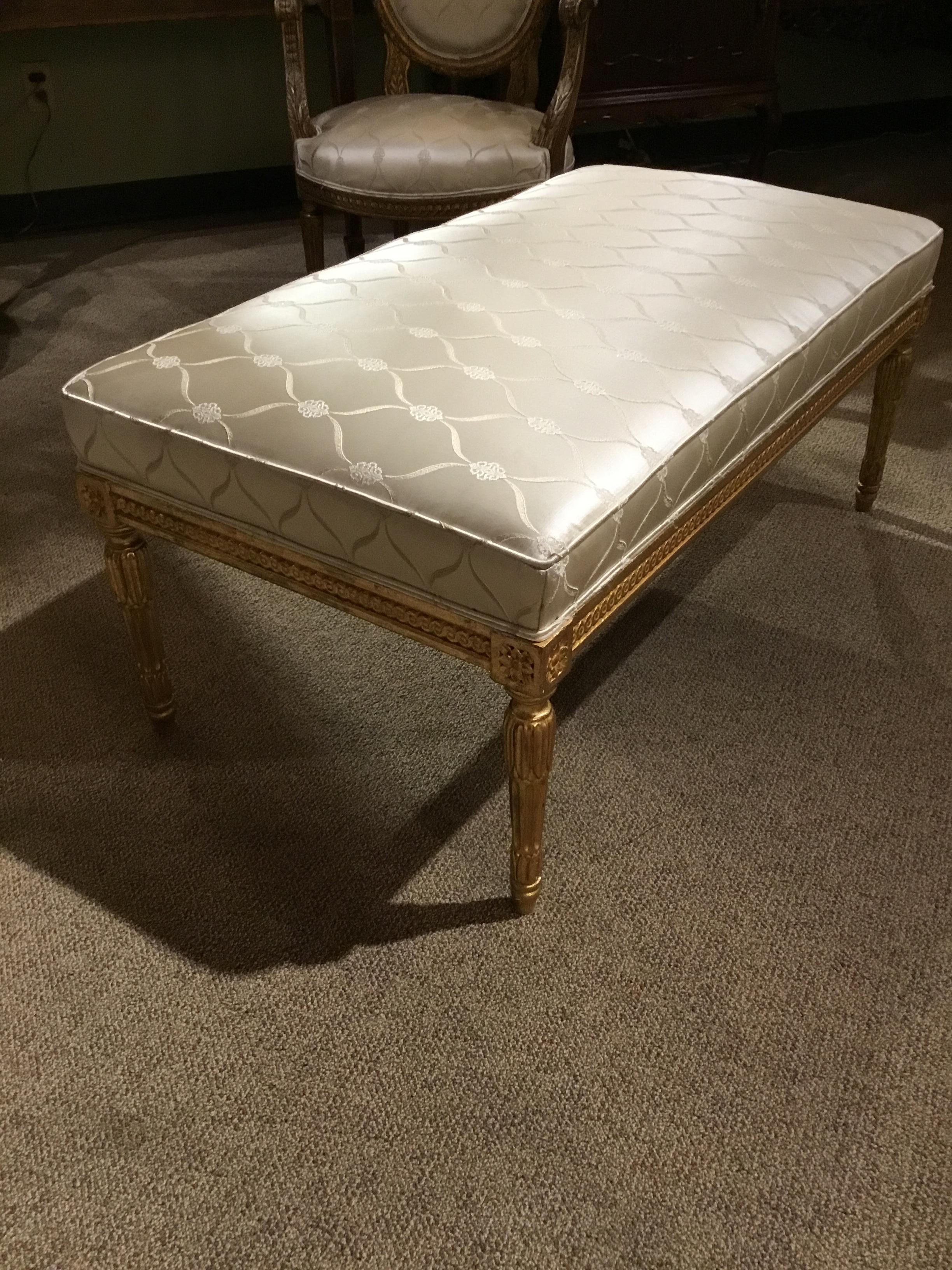 Beautiful reeded legs and banding in giltwood adorn the structure of
This bench.
