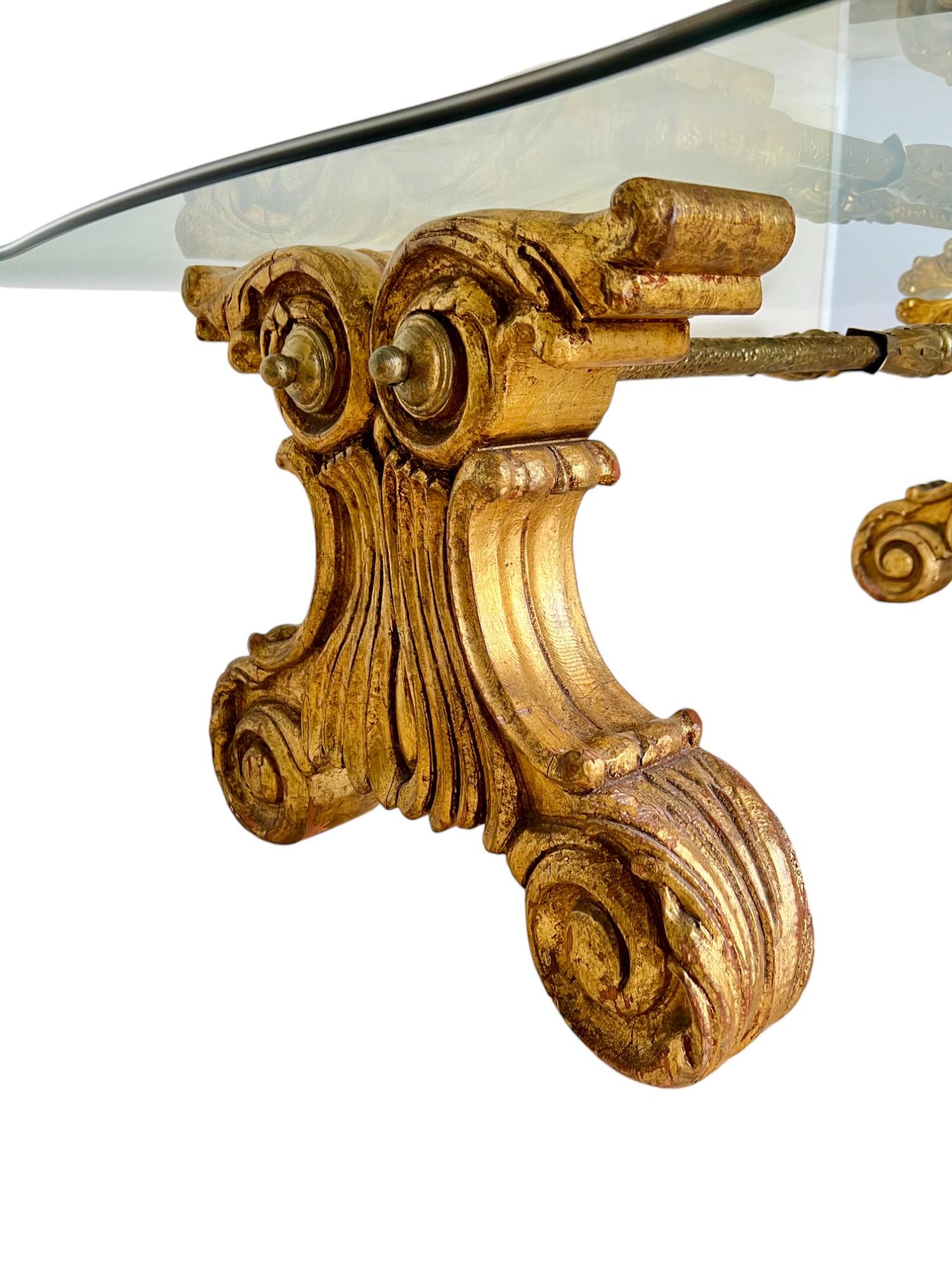 Table centrale en bois et métal doré avec plateau en verre, fin du 19e siècle en vente 2
