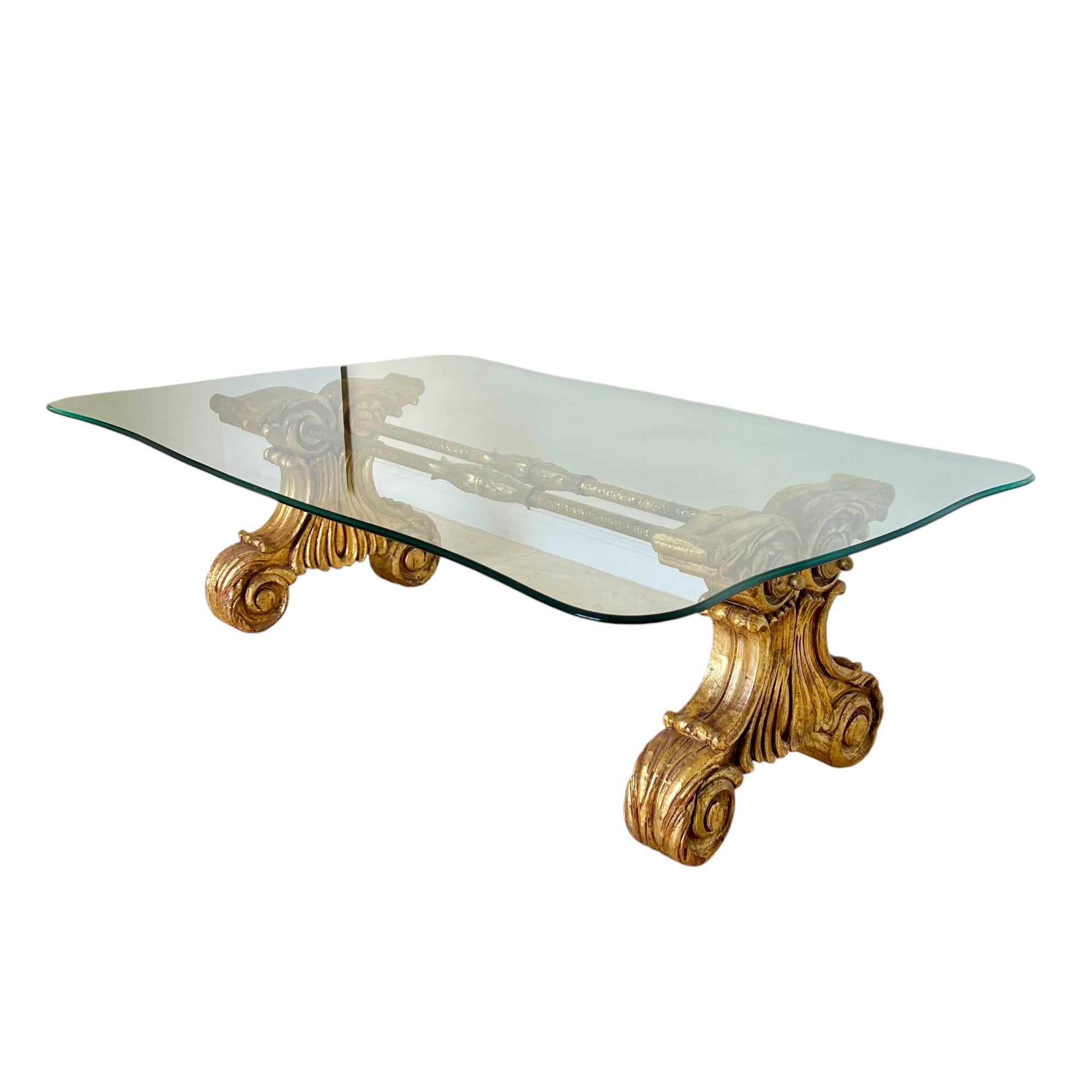 Inconnu Table centrale en bois et métal doré avec plateau en verre, fin du 19e siècle en vente