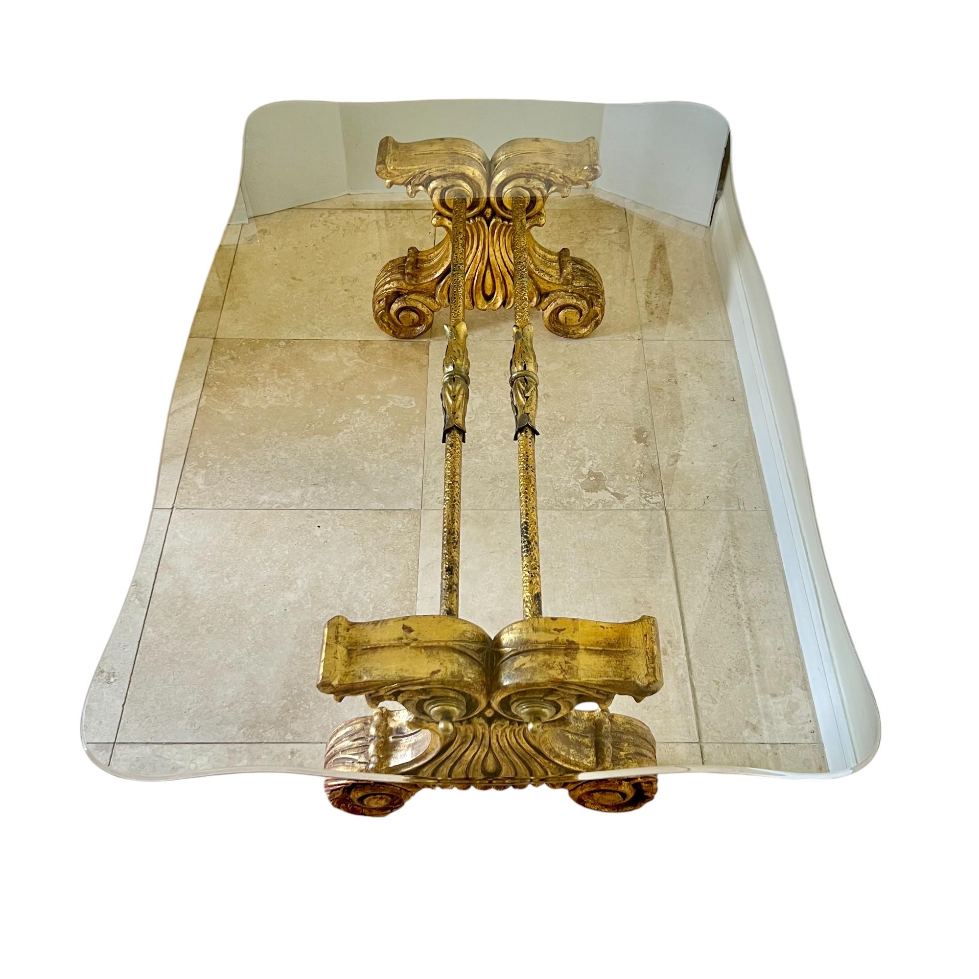 Sculpté à la main Table centrale en bois et métal doré avec plateau en verre, fin du 19e siècle en vente