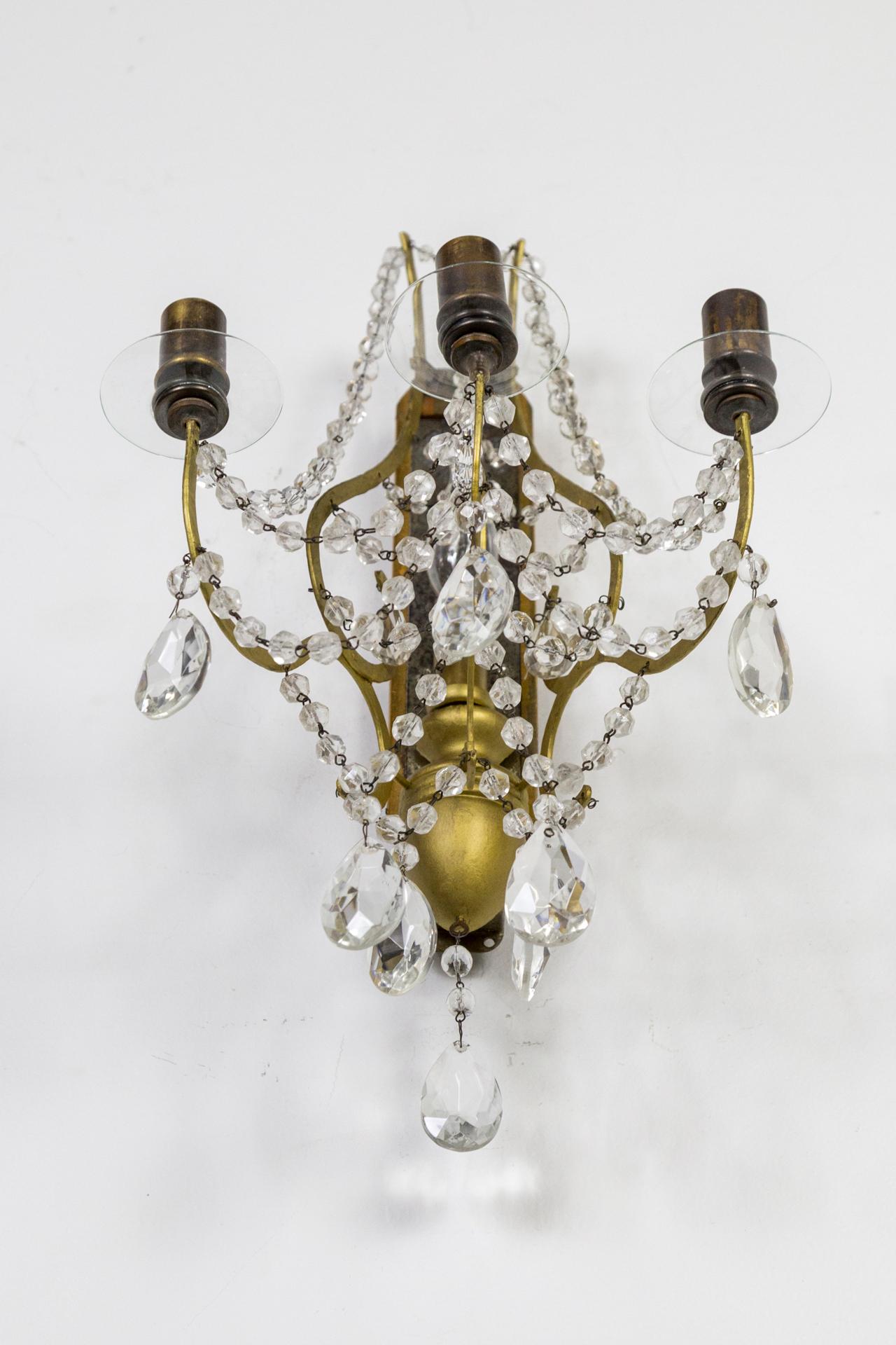 Paire d'appliques à 1 éclairage en bois doré, miroir et cristal avec bougeoirs en vente 2