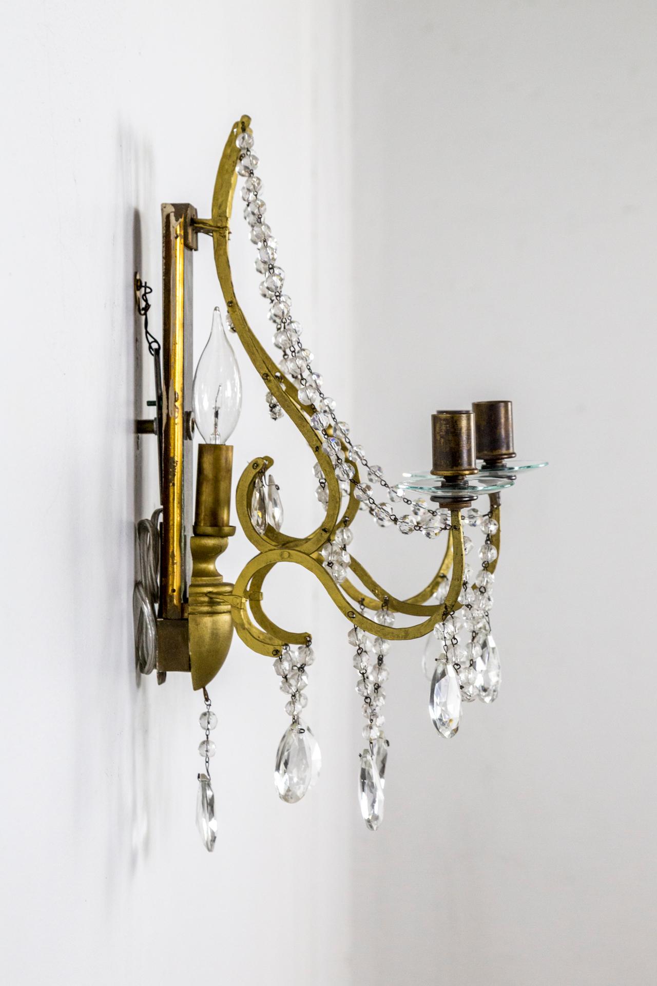 Paire d'appliques à 1 éclairage en bois doré, miroir et cristal avec bougeoirs en vente 4