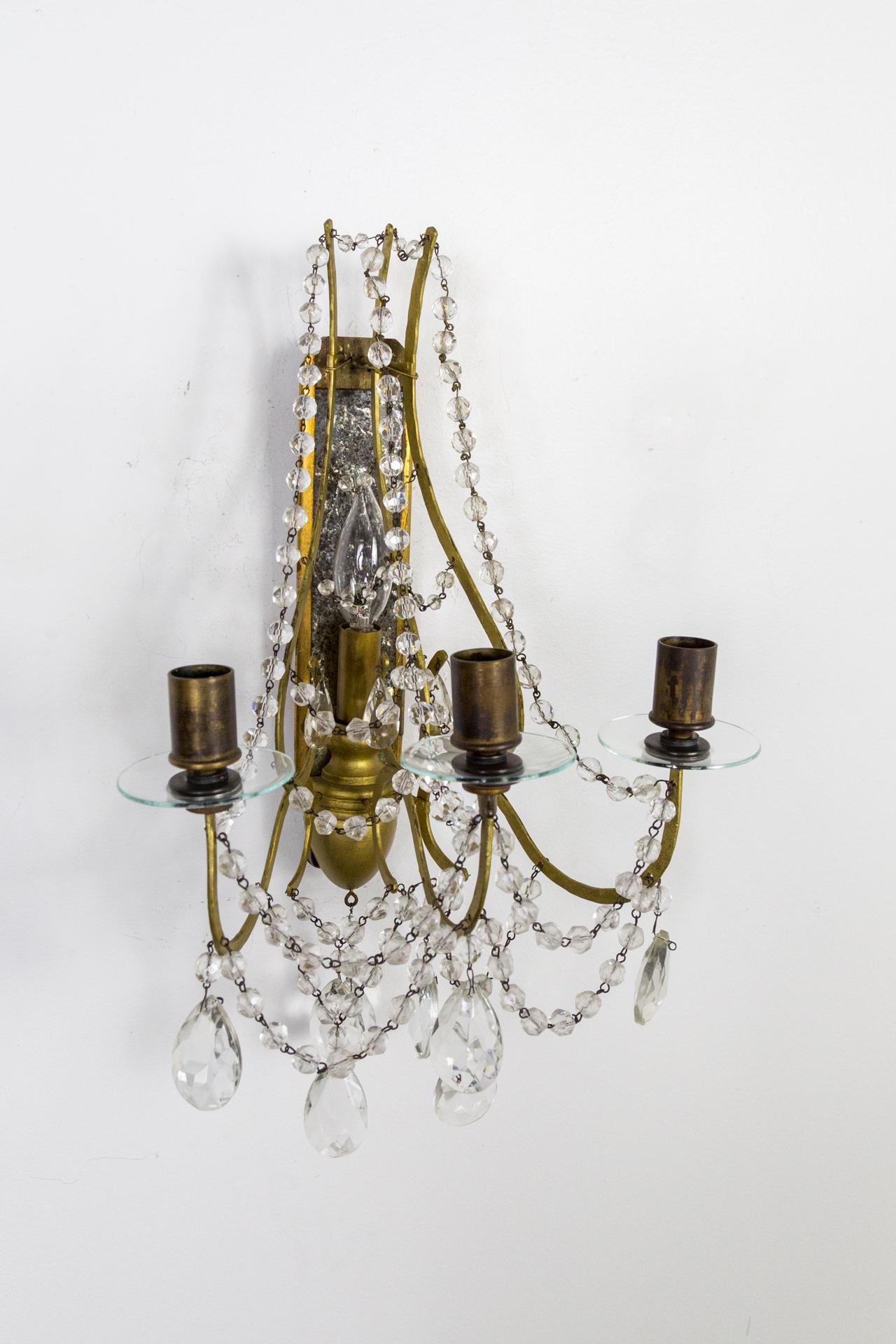 20ième siècle Paire d'appliques à 1 éclairage en bois doré, miroir et cristal avec bougeoirs en vente