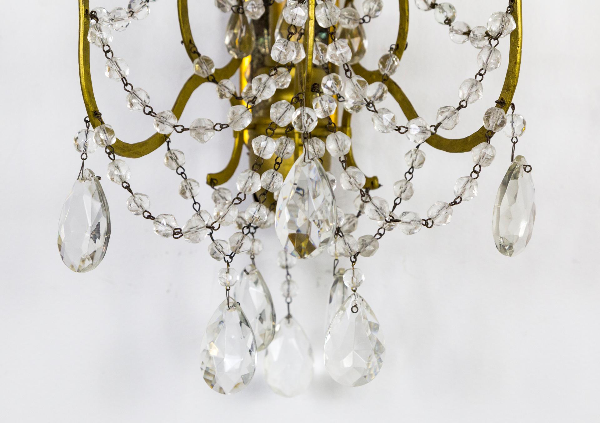 Métal Paire d'appliques à 1 éclairage en bois doré, miroir et cristal avec bougeoirs en vente