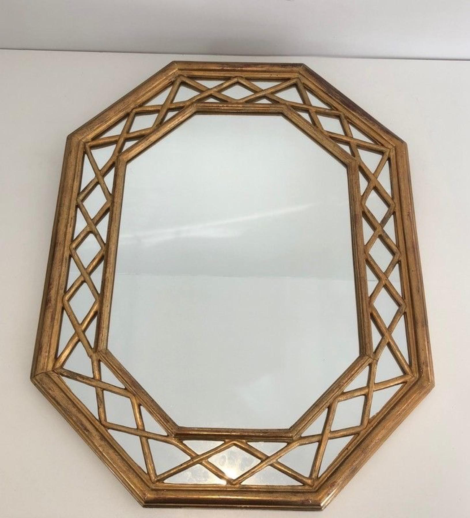 Miroir à glaçure octogonale en bois doré. Circa 1970 en vente 3