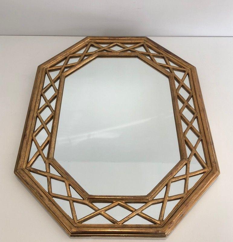Ce très beau miroir octogonal décoratif est en bois doré. Il s'agit d'un ouvrage français. Circa 1970