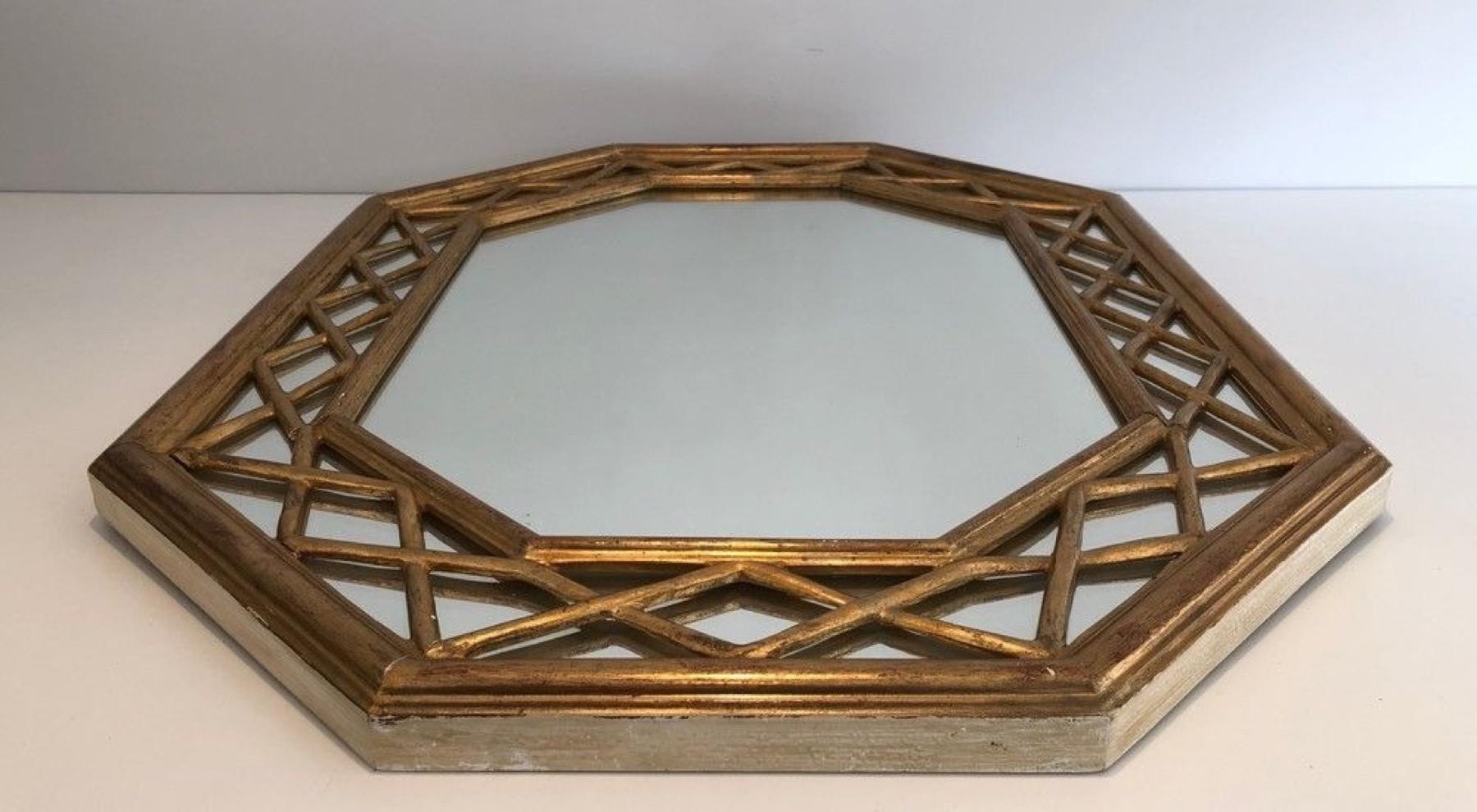 Doré Miroir à glaçure octogonale en bois doré. Circa 1970 en vente