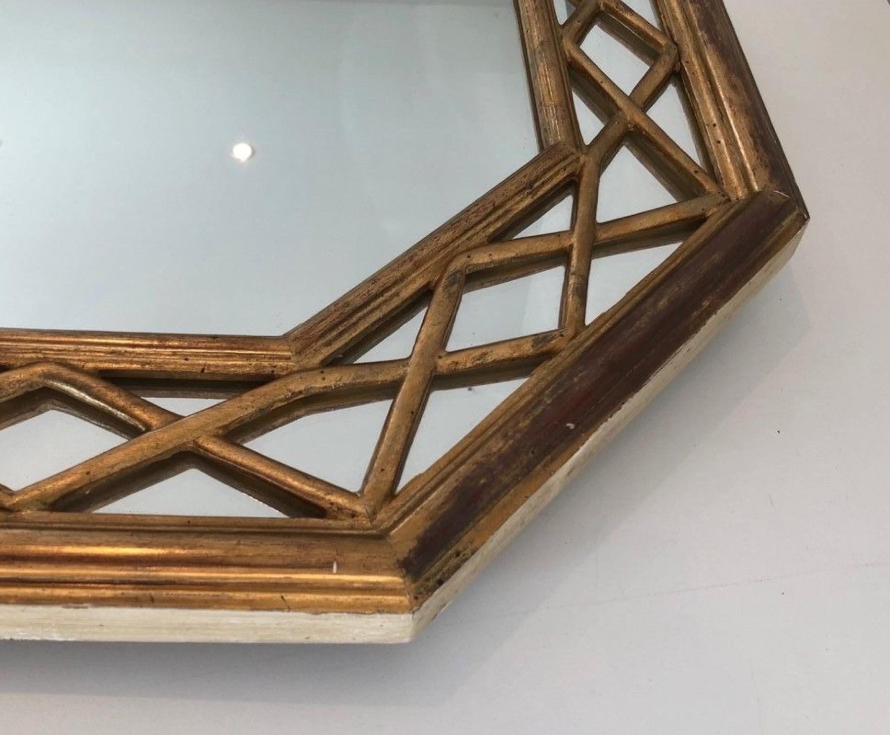 Fin du 20e siècle Miroir à glaçure octogonale en bois doré. Circa 1970 en vente