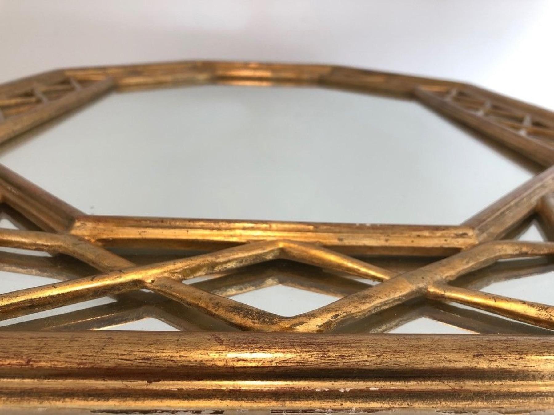 Bois Miroir à glaçure octogonale en bois doré. Circa 1970 en vente