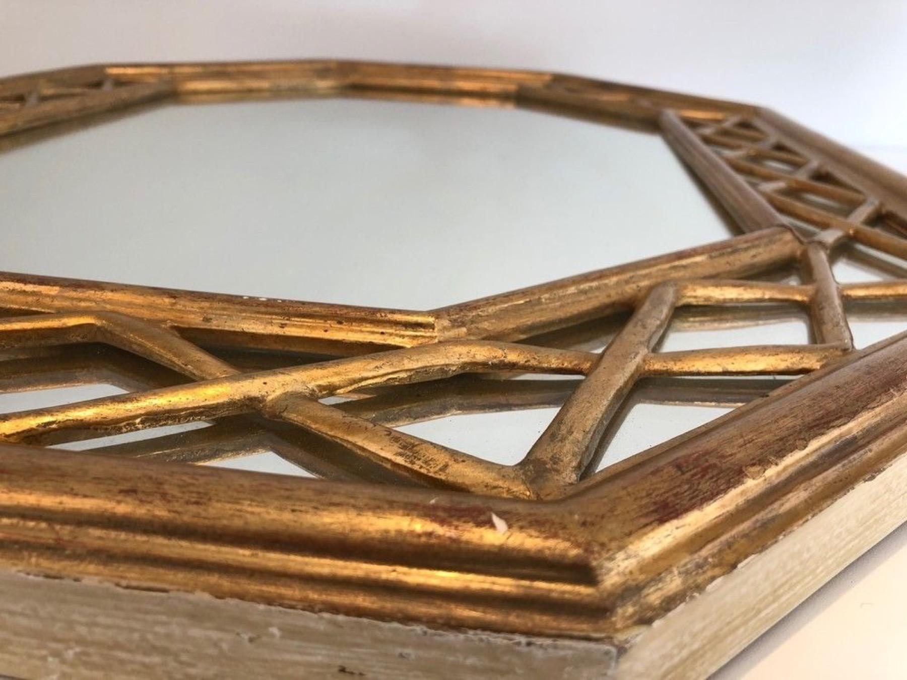 Miroir à glaçure octogonale en bois doré. Circa 1970 en vente 1