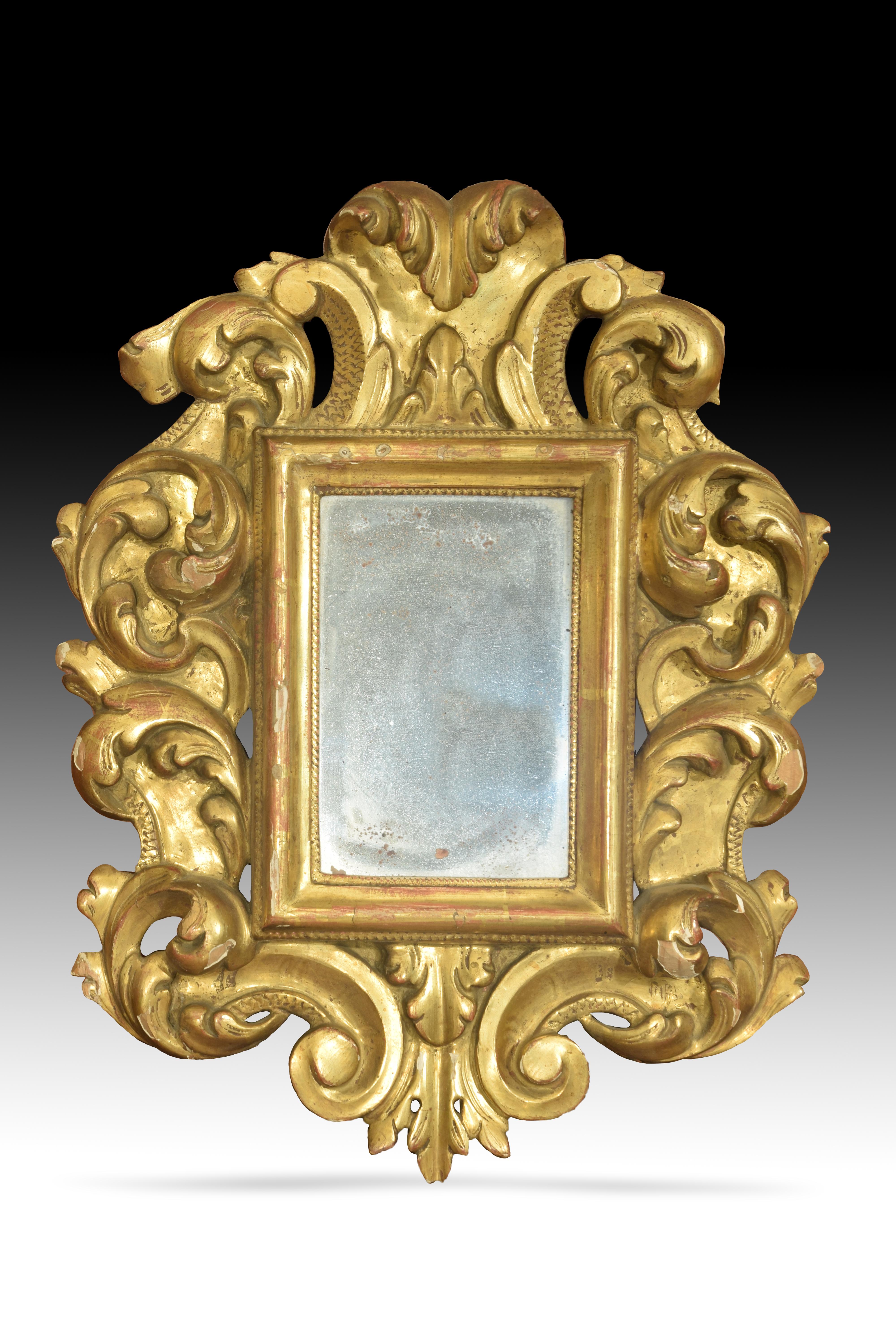 Européen Miroir ornemental en bois doré, 18ème siècle