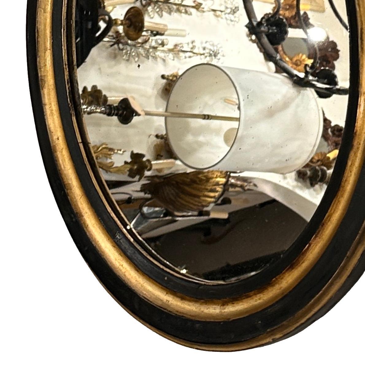 Specchio italiano dipinto e dorato del 1940 circa con patina originale.

Misure:
Altezza: 24,5
Larghezza: 20,5
Profondità: 1.5