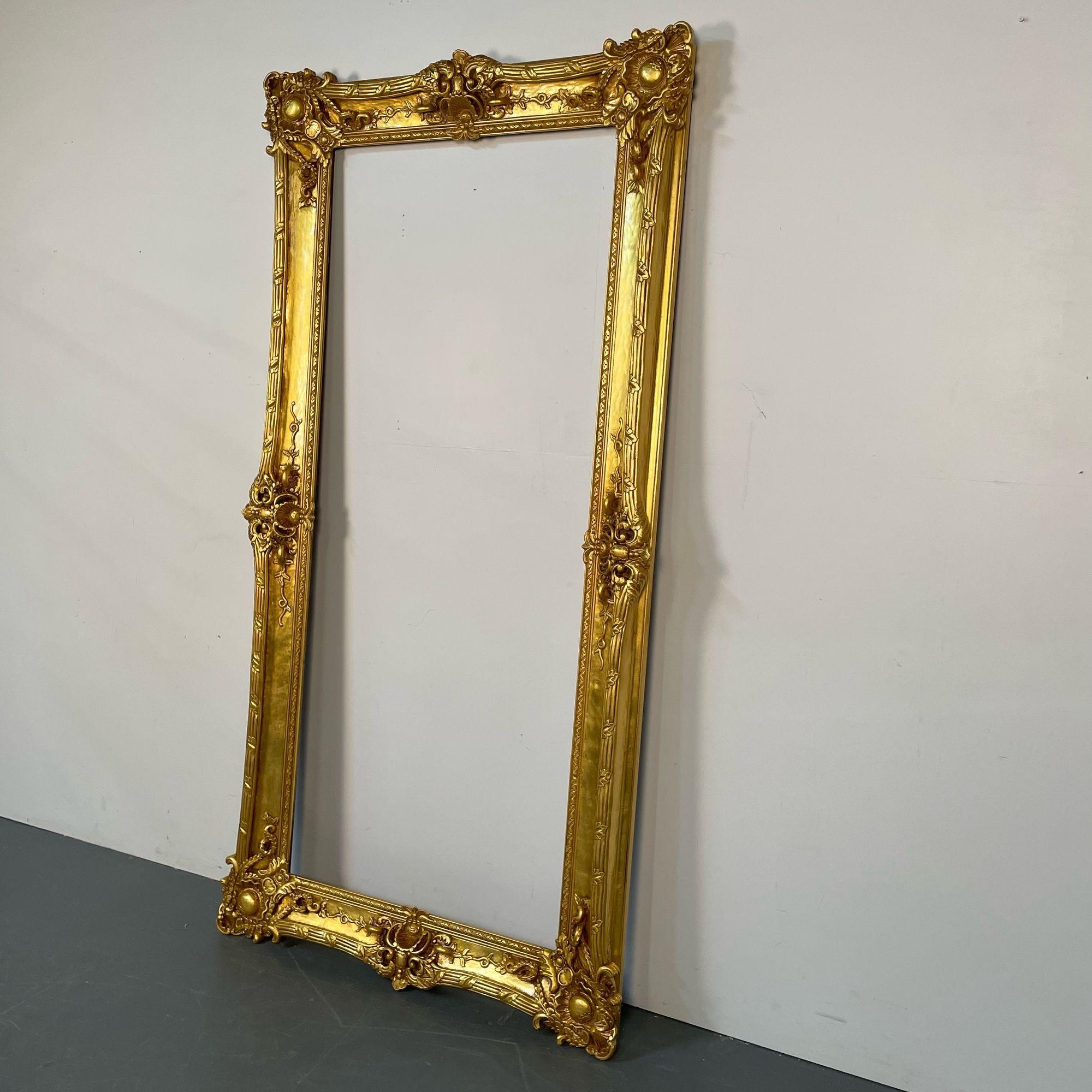 Tableau, miroir ou cadre en bois doré, monumental, sculpté Bon état - En vente à Stamford, CT