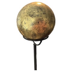 Vergoldete Holzkugel-Skulptur "Medicine Ball" von Michael Stallings mit Stand