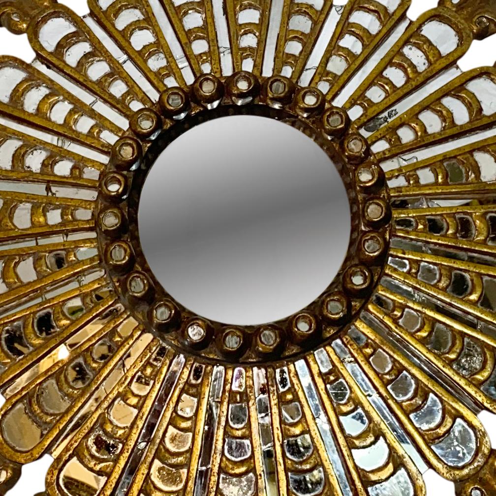 Giltwood Sunburst Mirror In Good Condition For Sale In New York, NY