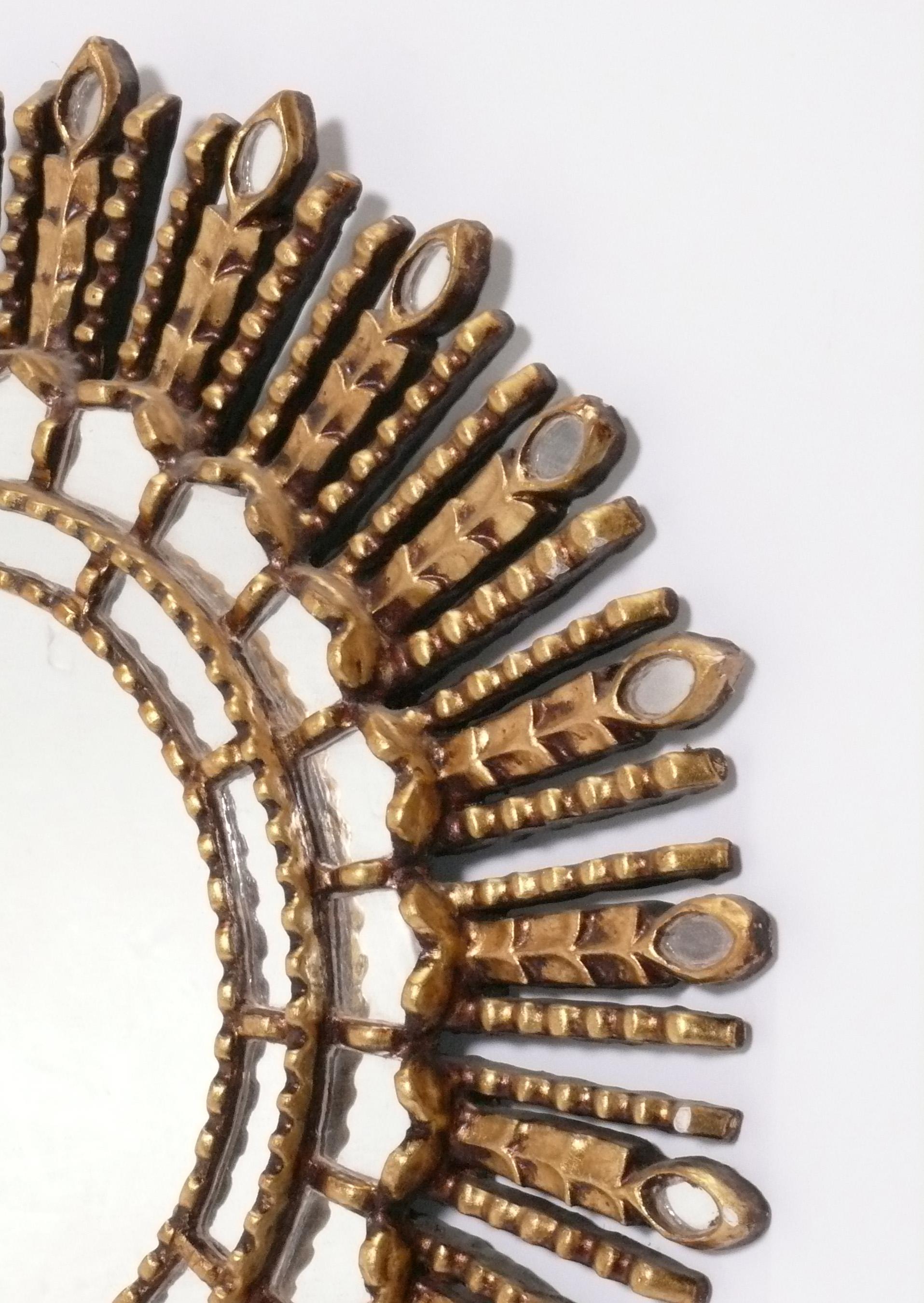 Américain Miroir en bois doré en forme de soleil en vente